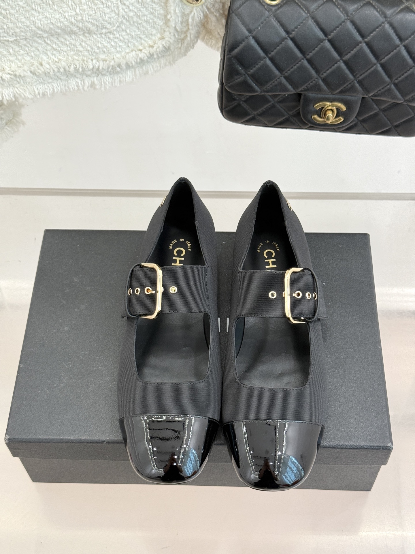 CHANE*｜小香 26P拼色皮带扣平底玛丽珍鞋小香26P早春焕新经典玛丽珍拼色设计碰撞出法式巧思利落高