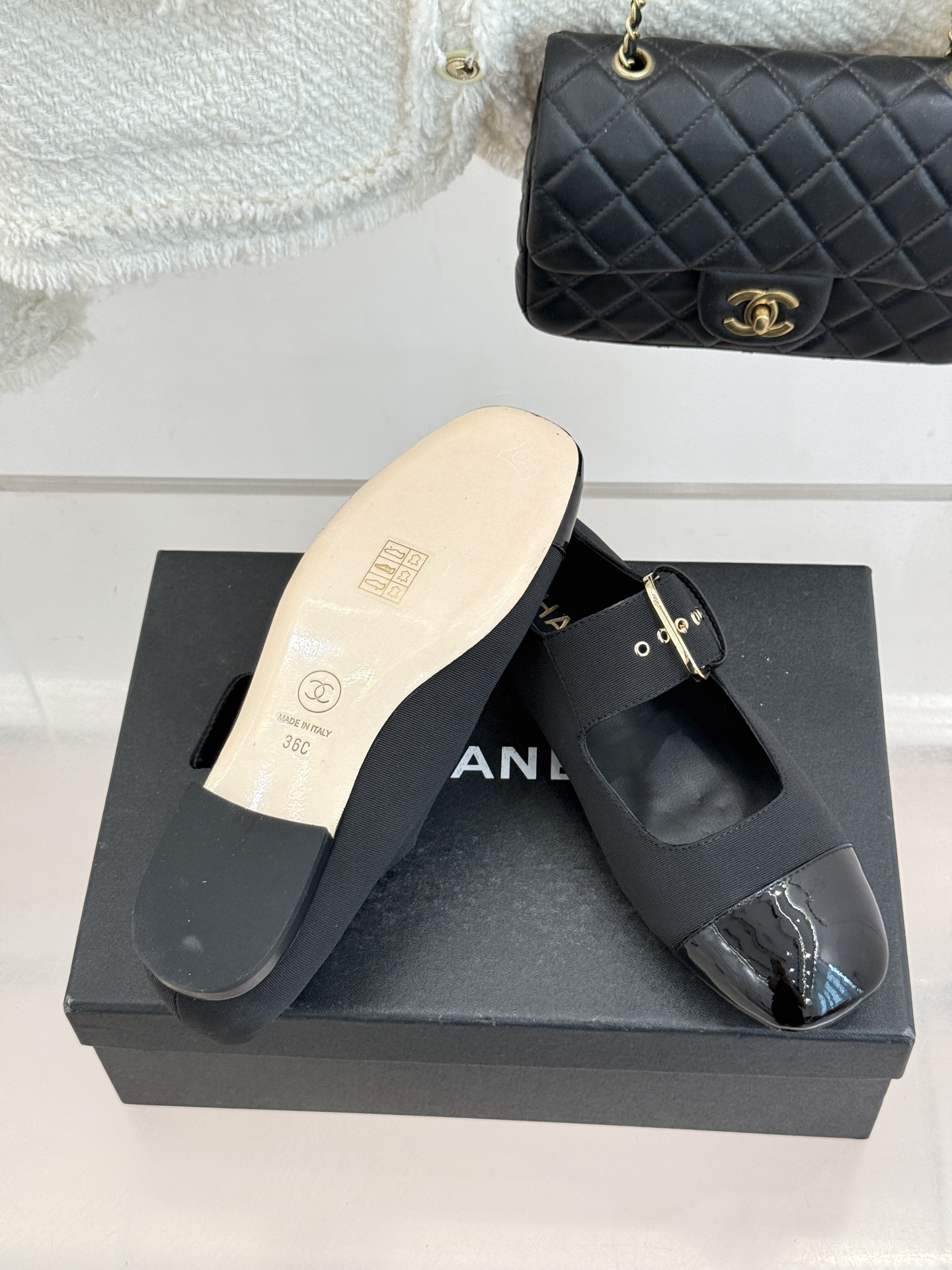 CHANE*｜小香 26P拼色皮带扣平底玛丽珍鞋小香26P早春焕新经典玛丽珍拼色设计碰撞出法式巧思利落高