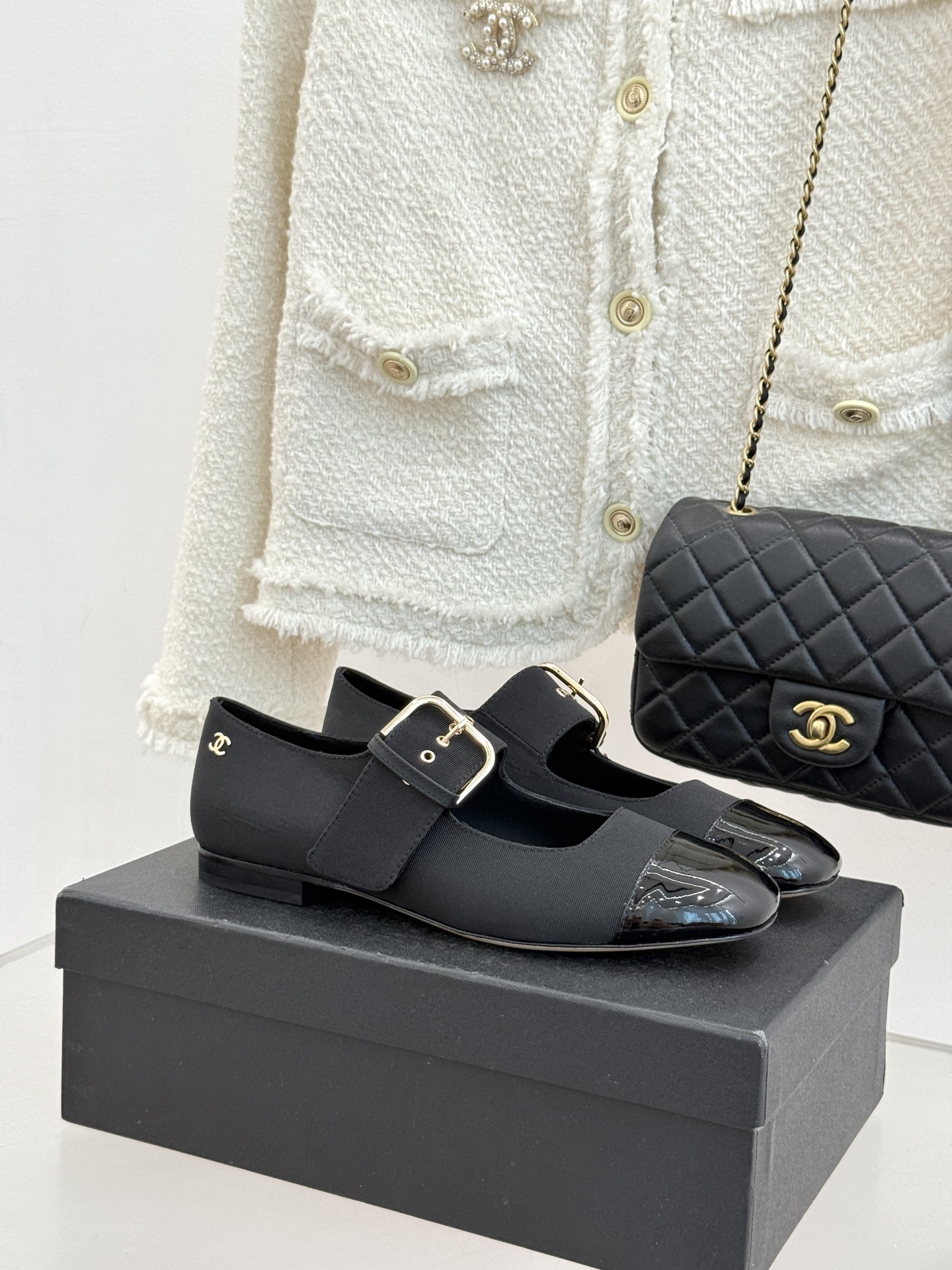 NO:760197,CHANE*｜Xiaoxiang 26P color-blocked belt buckle flat Mary Jane shoes Xiaoxiang 26P renews the classic Mary Jane in early spring. The color-blocked design collides with French ingenuity and is neat and high-end. It has a movie-like feel. The iconic belt buckle hides the double C dark pattern. The metallic luster echoes the color-blocked upper and becomes the finishing touch of the whole shoe. High-end and low-key. The flat-soled shoe shape combines relaxation and modification. The round-toe design accommodates the foot shape and elongates the leg line.  Whether paired with a knitted skirt to perform French romance or paired with suit trousers for an intellectual aura, it can be effortlessly refined and become a versatile luxury item that travels through every scene. The fabric is made of original custom-made lambskin, the inner pads are all silk sheepskin, and the cowhide outsole imported from Italy size 35-39 (customized 40/41) No. 8452016117, Mary Jane, chanel, mary jane, flats, skirts, business  suit,cowhide,sheepskin19860909CHANE*｜小香 26P拼色皮带扣 平底玛丽珍鞋 小香26P早春焕新经典玛丽珍 拼色设计碰撞出法式巧思 利落高级 自带电影画面感. 标志性皮带扣暗藏双C暗纹 金属光泽与拼色鞋面呼应 成为整鞋的点睛之笔 高级又低调 平底鞋型兼顾松弛感与修饰力 圆头设计包容脚型 拉长腿部线条. 无论是搭配针织裙演绎法式浪漫 还是与西装裤碰撞知性气场 都能轻松拿捏不费力的精致 成为穿越场景的百搭奢品. 面料采用原版定制小羊皮 内里垫脚均为丝绸羊皮 意大利进口牛皮大底 size35-39（40/41定制） 编号8452016117,玛丽珍,chanel,mary jane,flats,skirts,business suit,cowhide,sheepskin,Women's Shoes