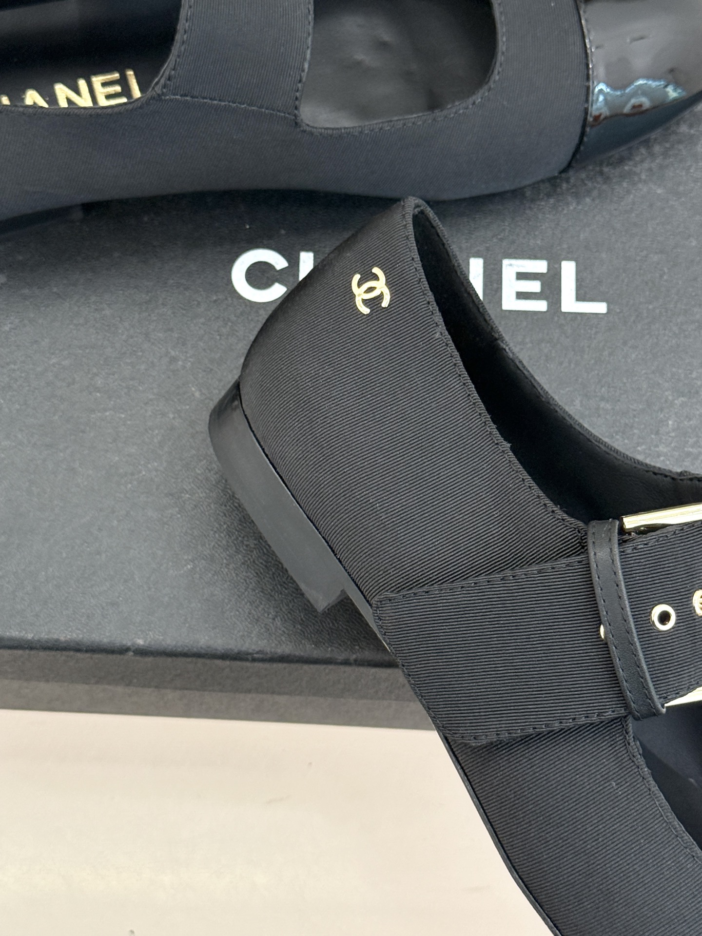 CHANE*｜小香 26P拼色皮带扣平底玛丽珍鞋小香26P早春焕新经典玛丽珍拼色设计碰撞出法式巧思利落高