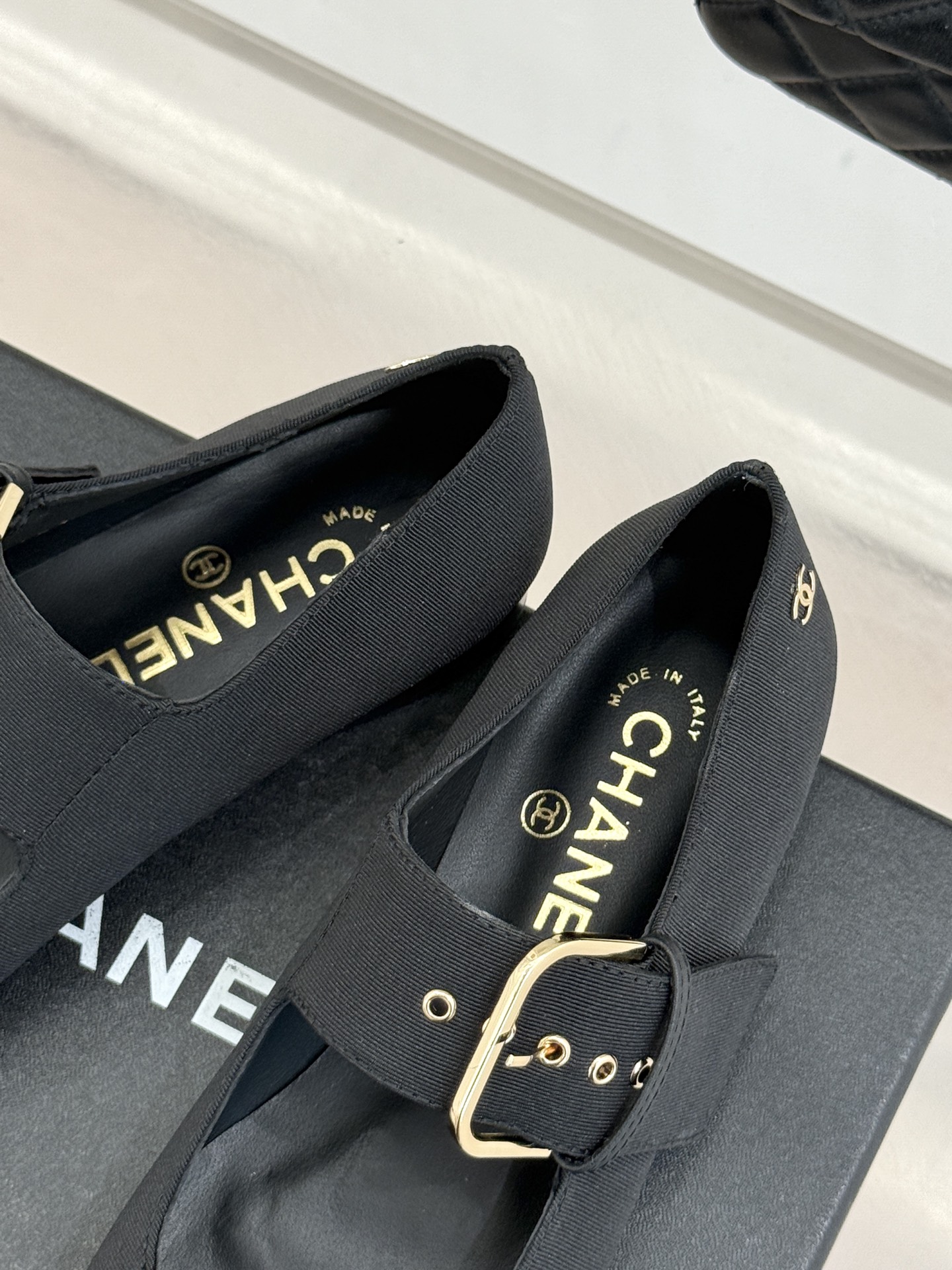 CHANE*｜小香 26P拼色皮带扣平底玛丽珍鞋小香26P早春焕新经典玛丽珍拼色设计碰撞出法式巧思利落高