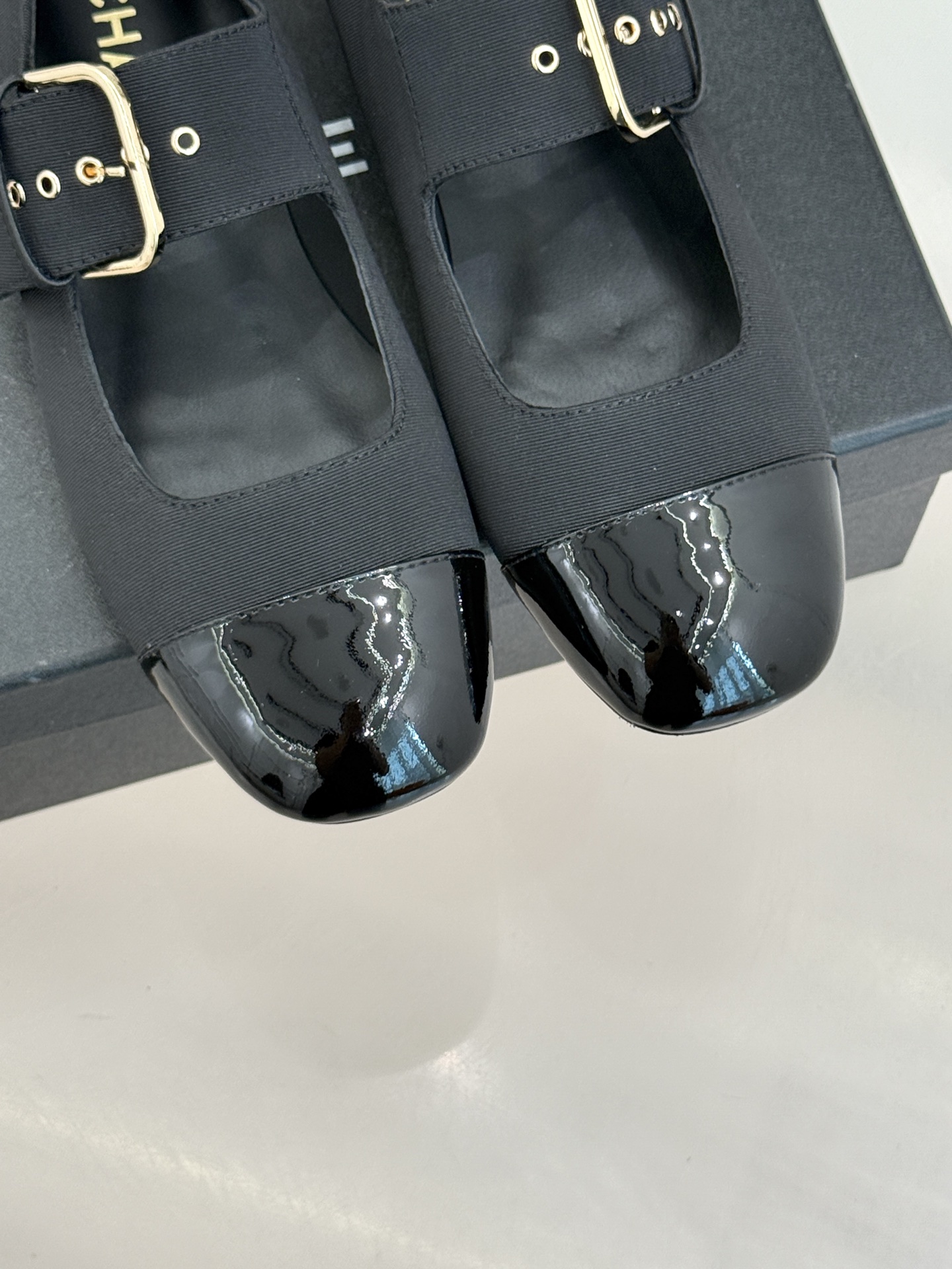 CHANE*｜小香 26P拼色皮带扣平底玛丽珍鞋小香26P早春焕新经典玛丽珍拼色设计碰撞出法式巧思利落高