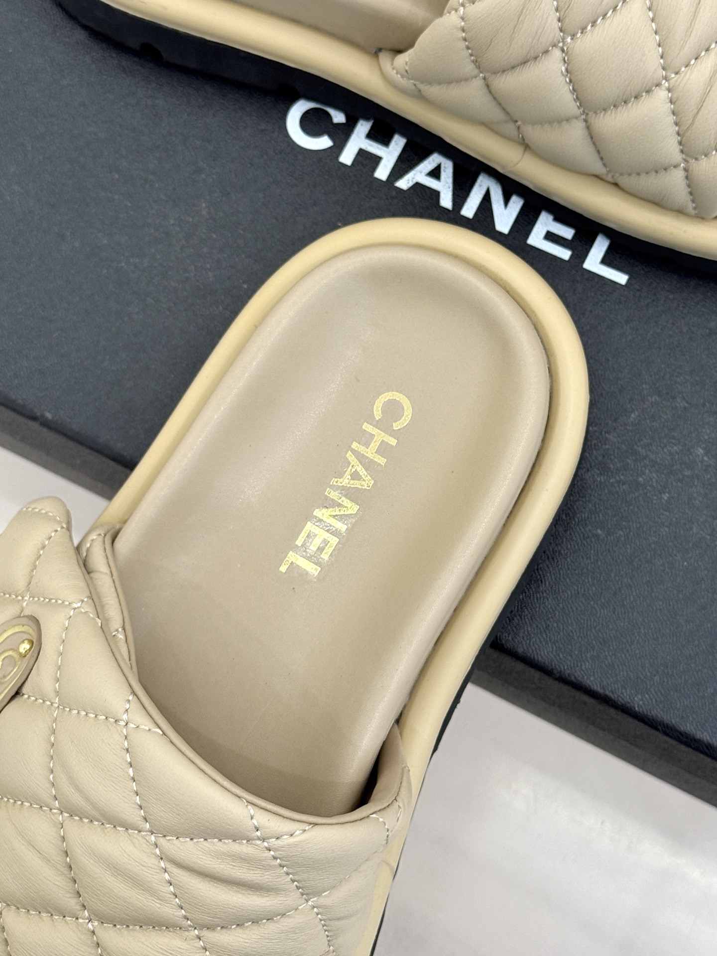 CHANE* ｜小香经典字母魔术贴菱格面包厚底懒人拖鞋懒人必备👏穿了会上瘾的拖鞋巨软巨舒服 让你摆脱一切