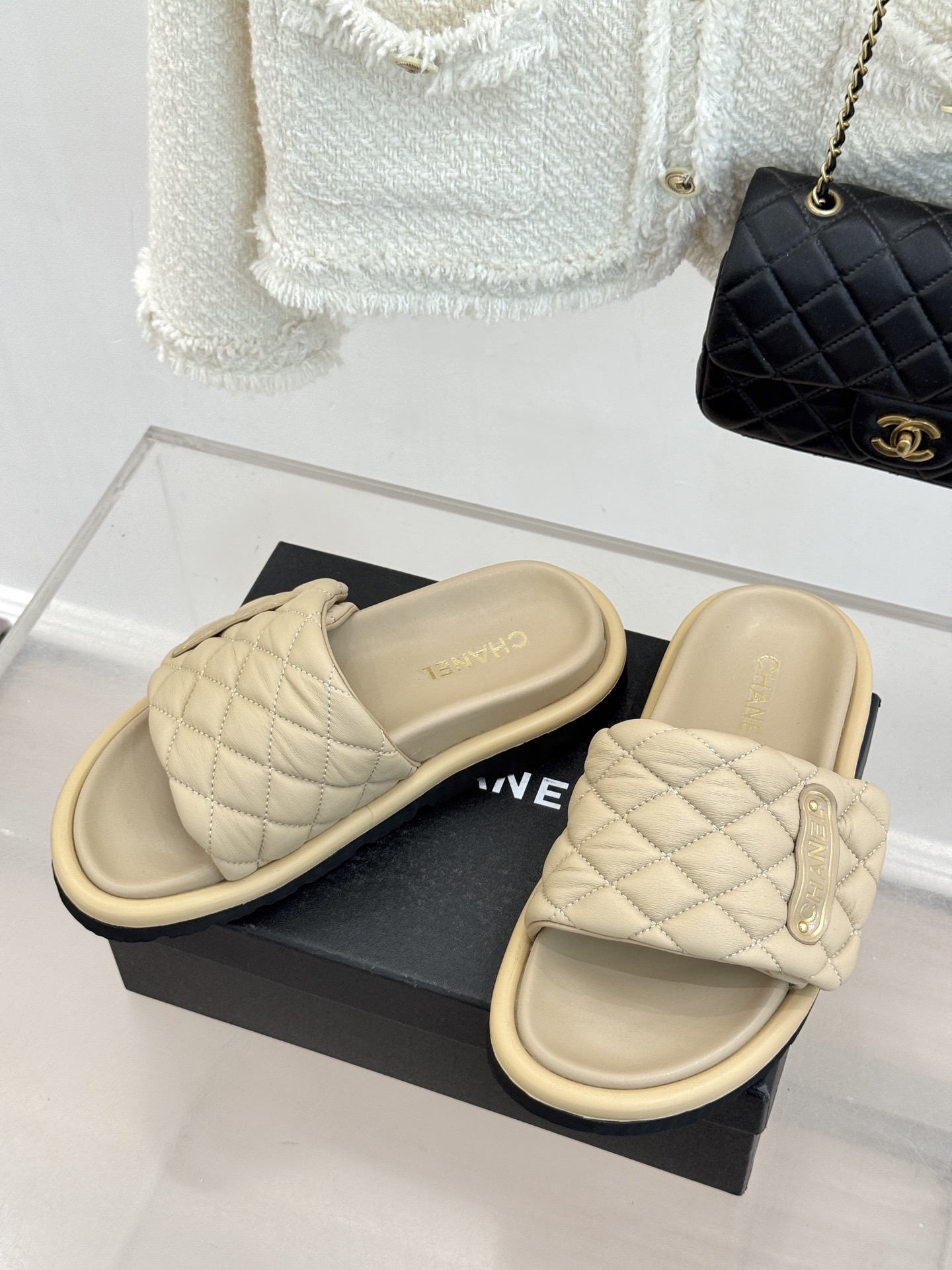 CHANE* ｜小香经典字母魔术贴菱格面包厚底懒人拖鞋懒人必备👏穿了会上瘾的拖鞋巨软巨舒服 让你摆脱一切