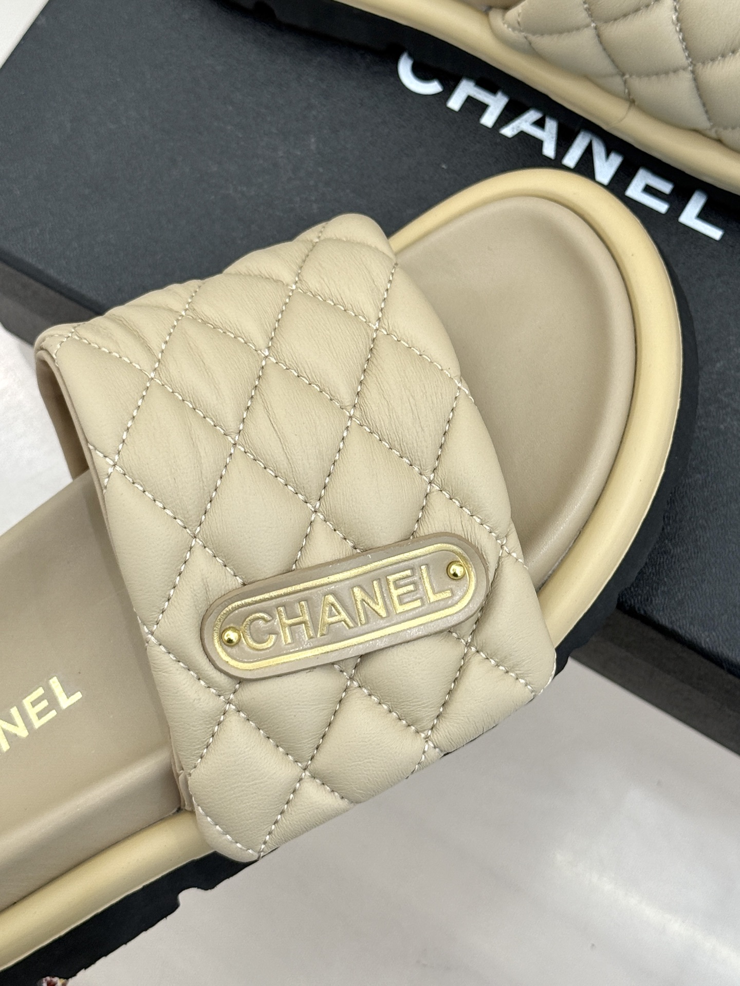 CHANE* ｜小香经典字母魔术贴菱格面包厚底懒人拖鞋懒人必备👏穿了会上瘾的拖鞋巨软巨舒服 让你摆脱一切