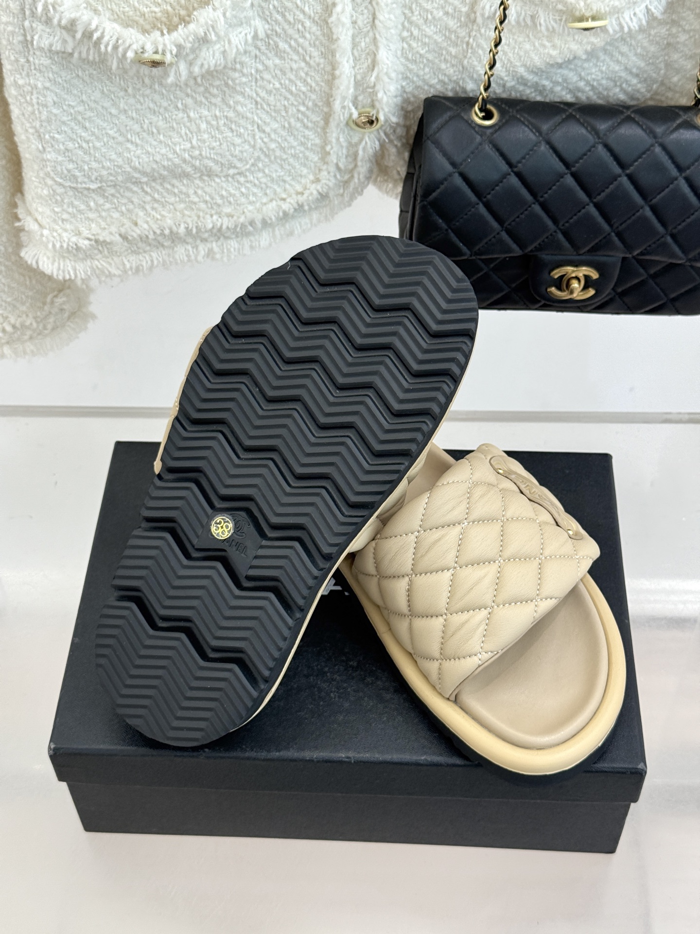 CHANE* ｜小香经典字母魔术贴菱格面包厚底懒人拖鞋懒人必备👏穿了会上瘾的拖鞋巨软巨舒服 让你摆脱一切