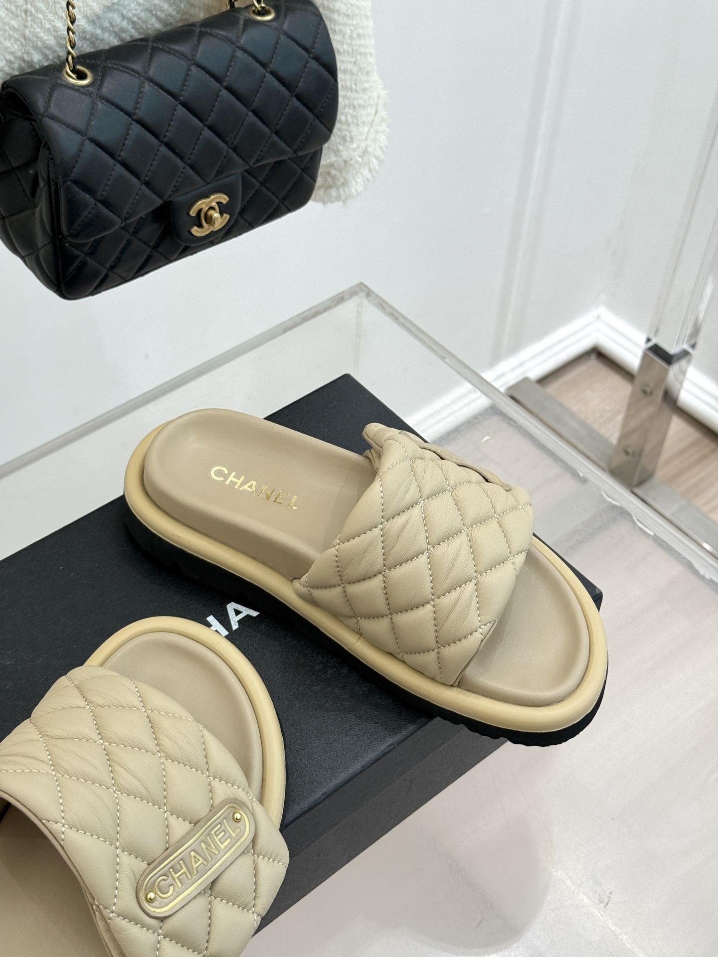 CHANE* ｜小香经典字母魔术贴菱格面包厚底懒人拖鞋懒人必备👏穿了会上瘾的拖鞋巨软巨舒服 让你摆脱一切