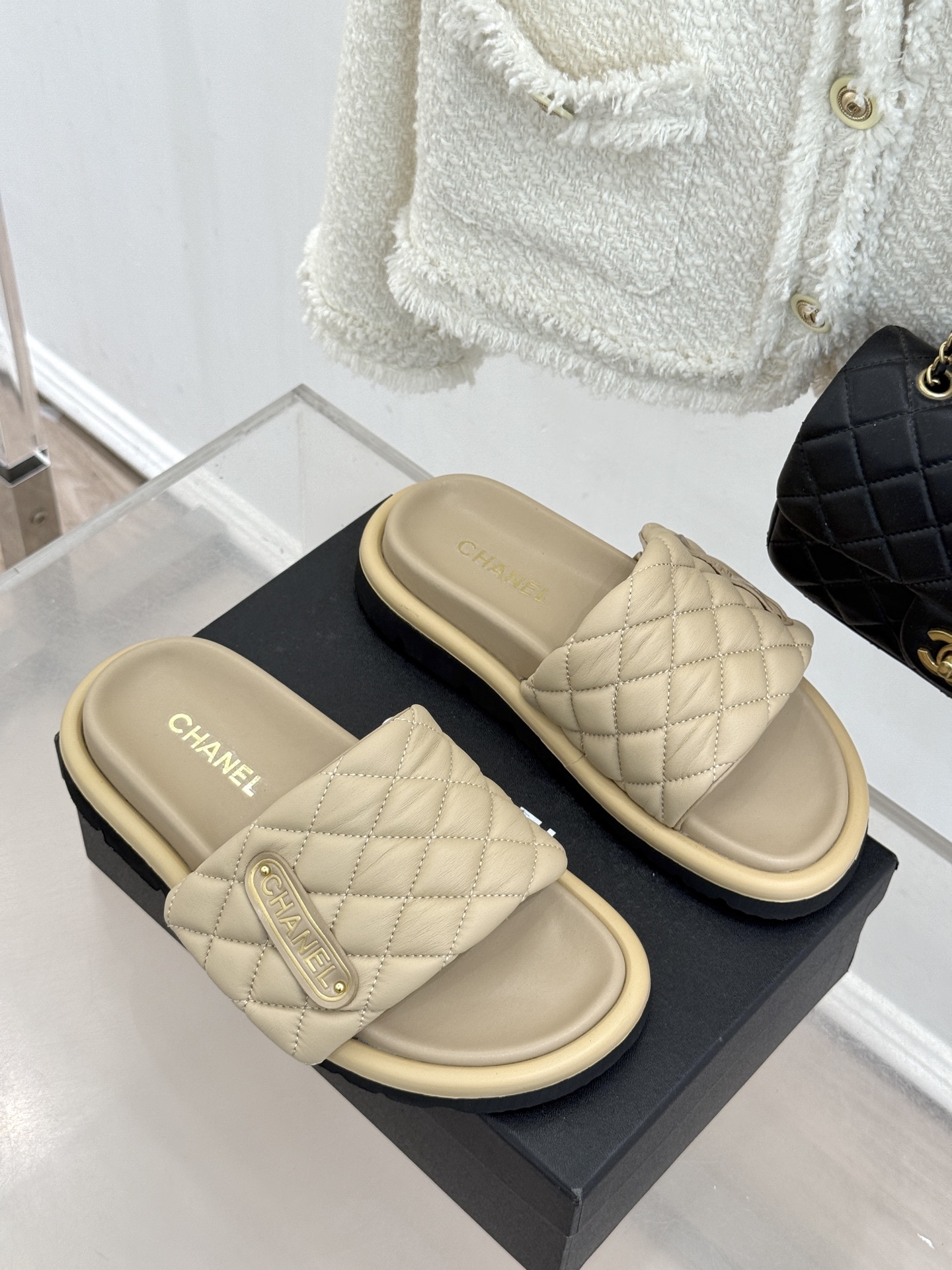 CHANE* ｜小香经典字母魔术贴菱格面包厚底懒人拖鞋懒人必备👏穿了会上瘾的拖鞋巨软巨舒服 让你摆脱一切