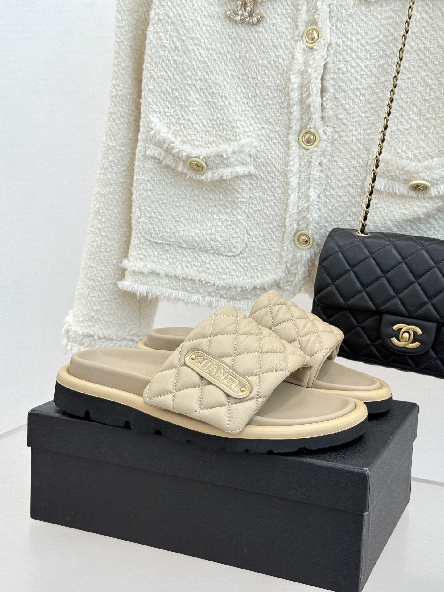 CHANE* ｜小香经典字母魔术贴菱格面包厚底懒人拖鞋懒人必备👏穿了会上瘾的拖鞋巨软巨舒服 让你摆脱一切