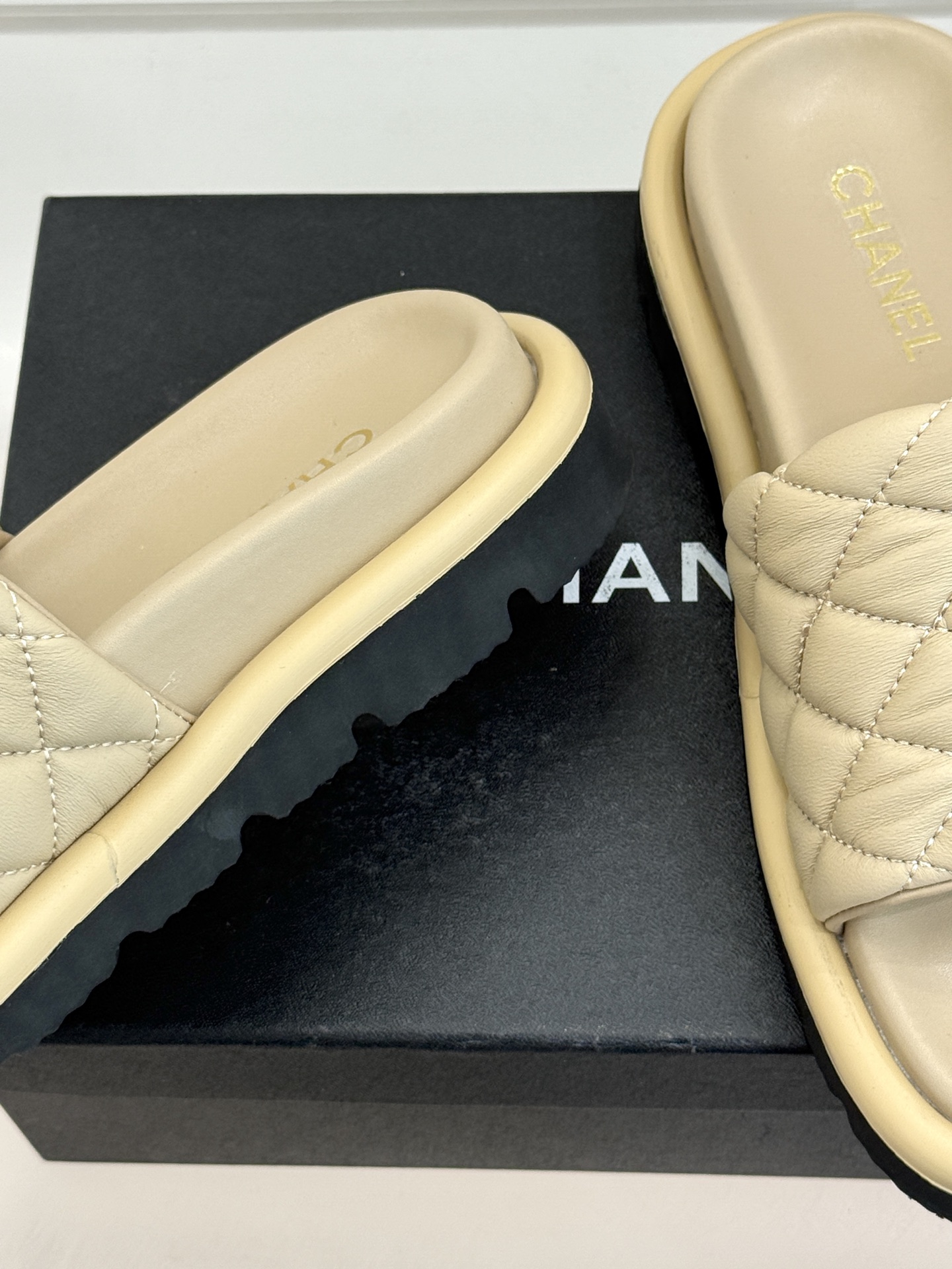 CHANE* ｜小香经典字母魔术贴菱格面包厚底懒人拖鞋懒人必备👏穿了会上瘾的拖鞋巨软巨舒服 让你摆脱一切