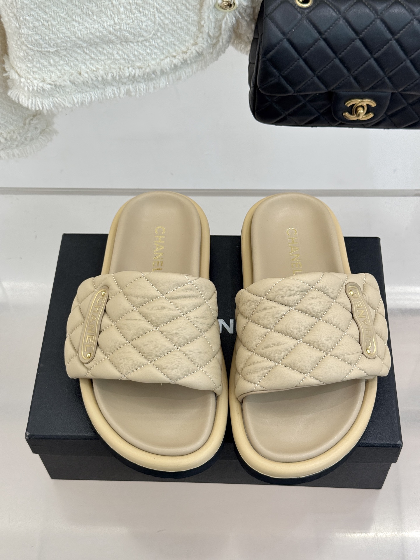 CHANE* ｜小香经典字母魔术贴菱格面包厚底懒人拖鞋懒人必备👏穿了会上瘾的拖鞋巨软巨舒服 让你摆脱一切