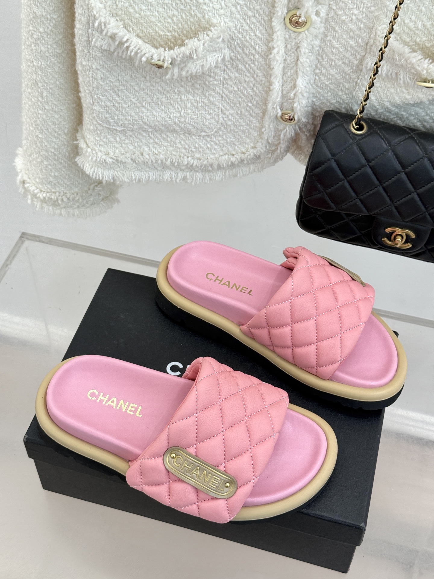 CHANE* ｜小香经典字母魔术贴菱格面包厚底懒人拖鞋懒人必备👏穿了会上瘾的拖鞋巨软巨舒服 让你摆脱一切