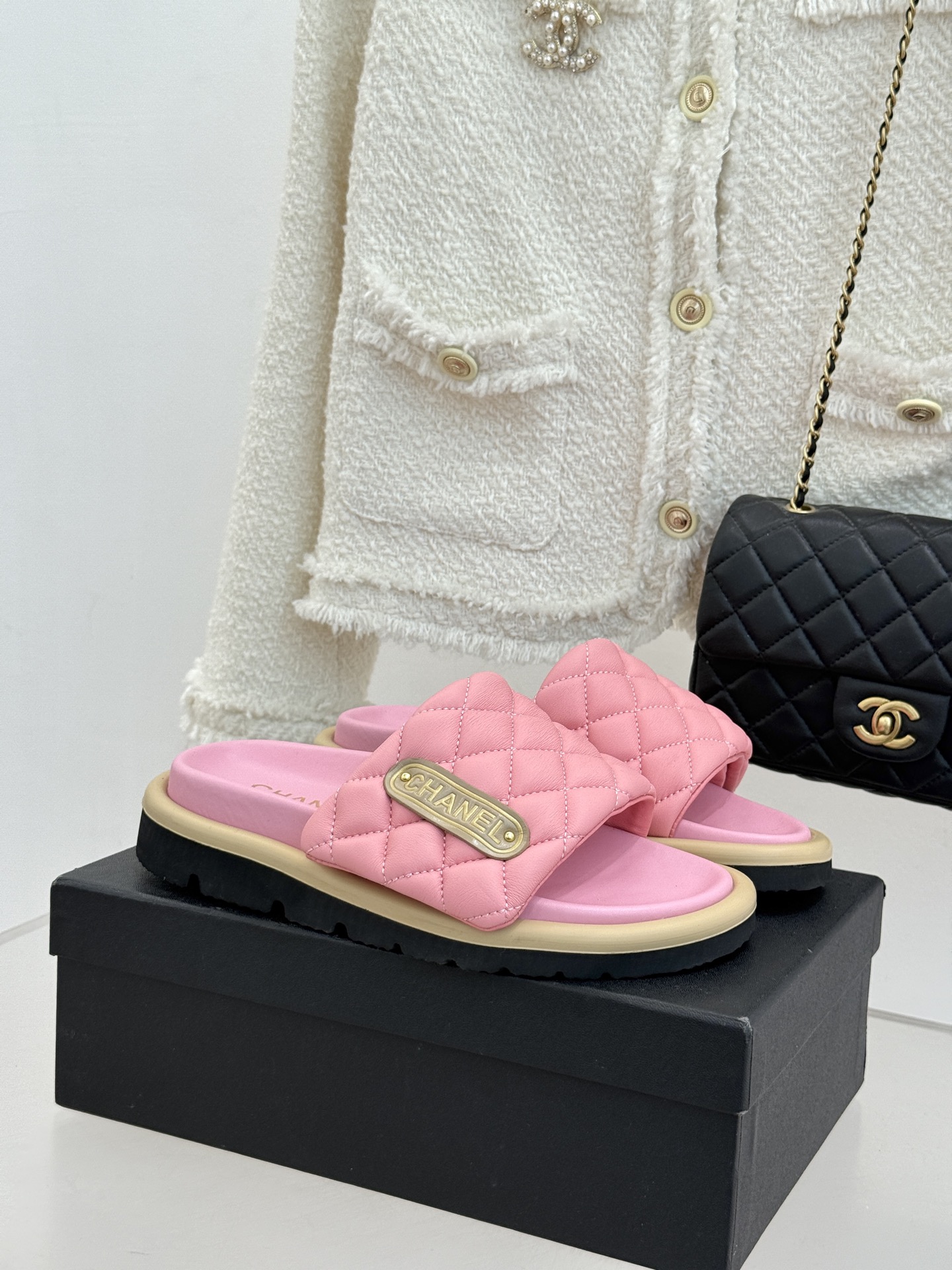 CHANE* ｜小香经典字母魔术贴菱格面包厚底懒人拖鞋懒人必备👏穿了会上瘾的拖鞋巨软巨舒服 让你摆脱一切