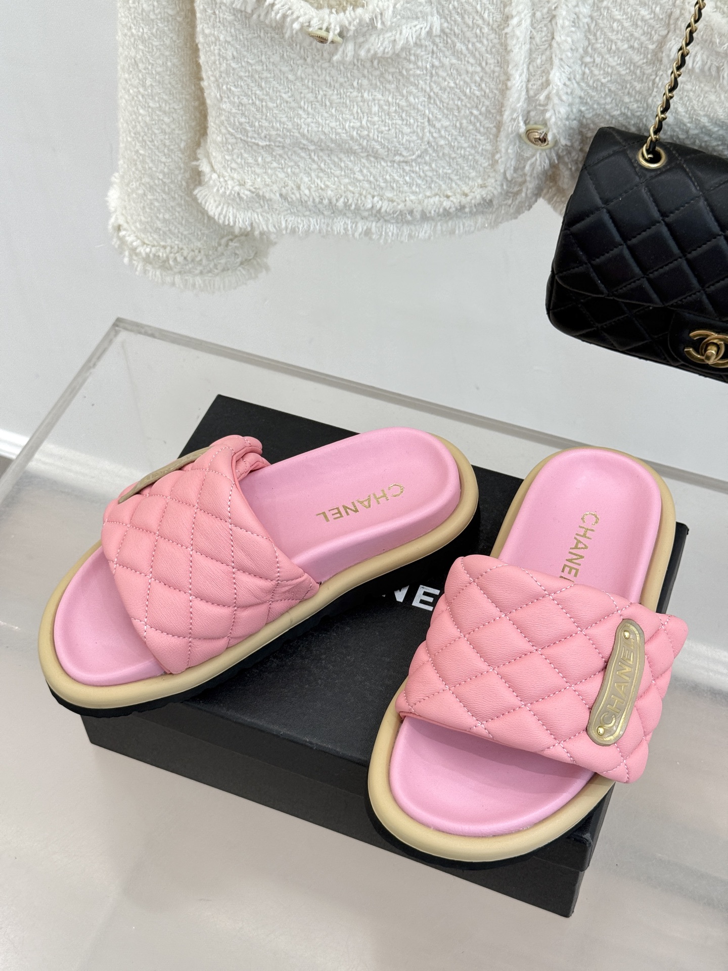 CHANE* ｜小香经典字母魔术贴菱格面包厚底懒人拖鞋懒人必备👏穿了会上瘾的拖鞋巨软巨舒服 让你摆脱一切