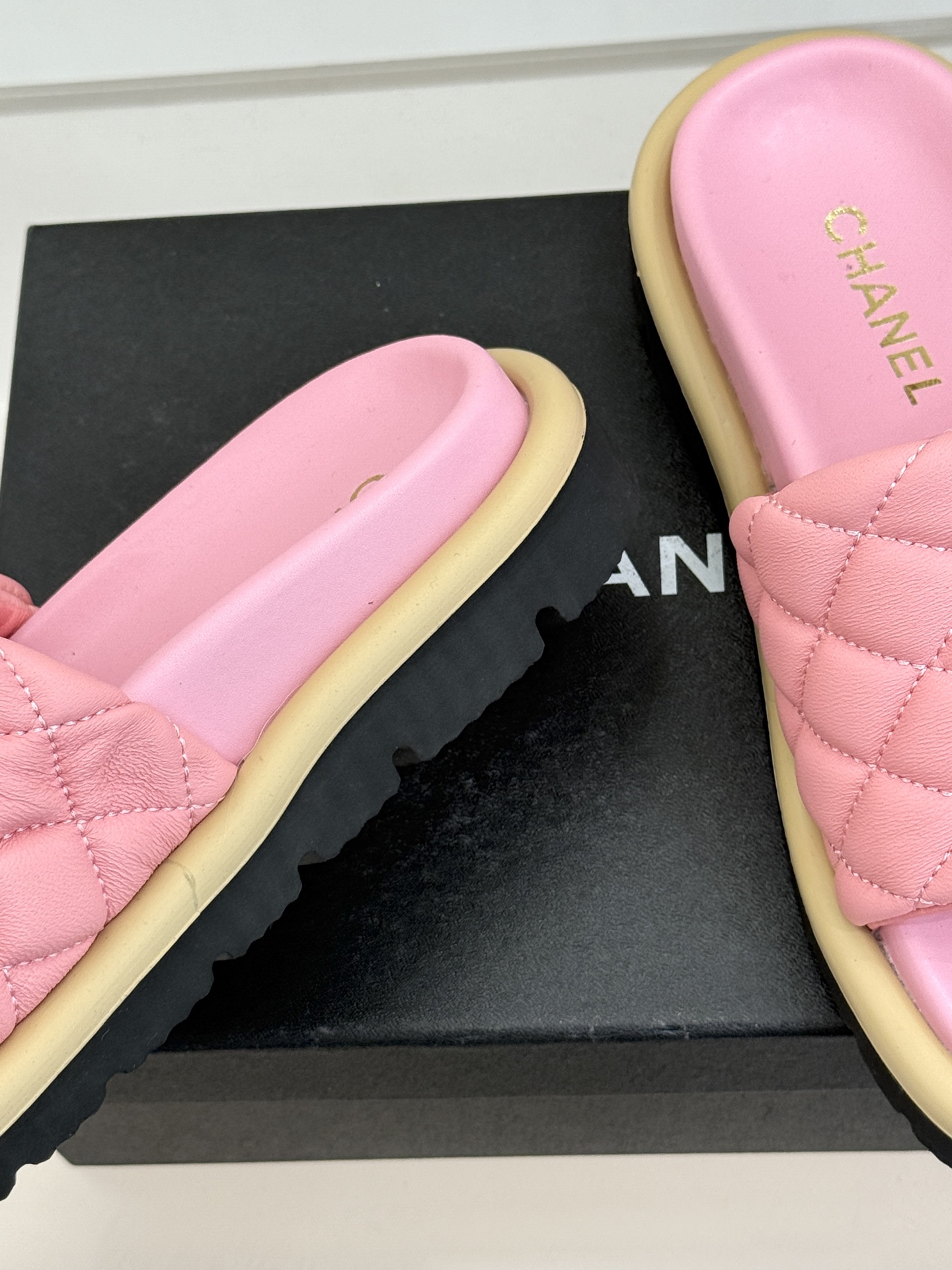 CHANE* ｜小香经典字母魔术贴菱格面包厚底懒人拖鞋懒人必备👏穿了会上瘾的拖鞋巨软巨舒服 让你摆脱一切