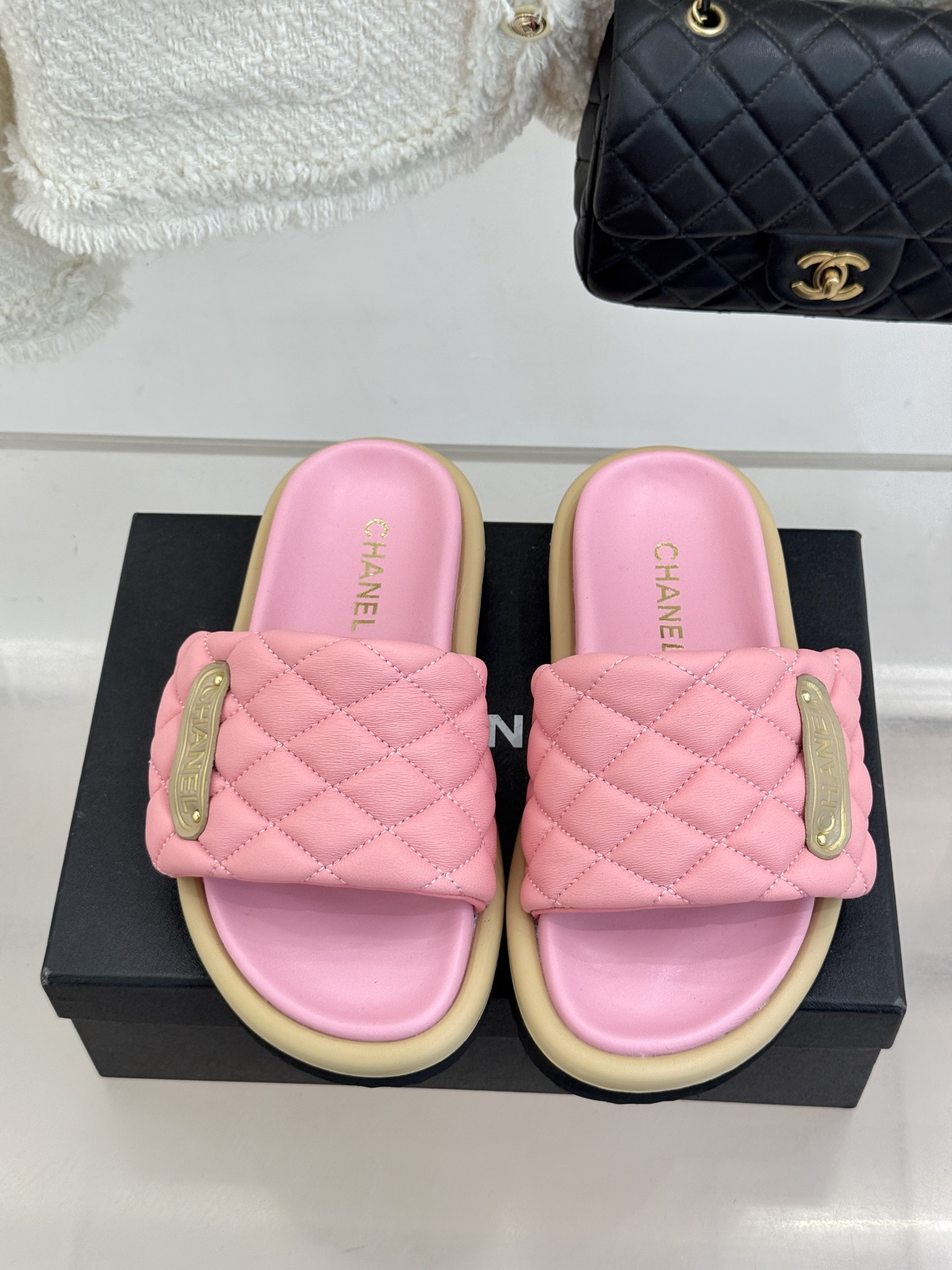 CHANE* ｜小香经典字母魔术贴菱格面包厚底懒人拖鞋懒人必备👏穿了会上瘾的拖鞋巨软巨舒服 让你摆脱一切