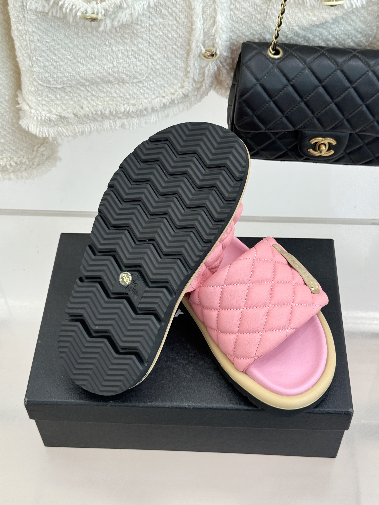 CHANE* ｜小香经典字母魔术贴菱格面包厚底懒人拖鞋懒人必备👏穿了会上瘾的拖鞋巨软巨舒服 让你摆脱一切