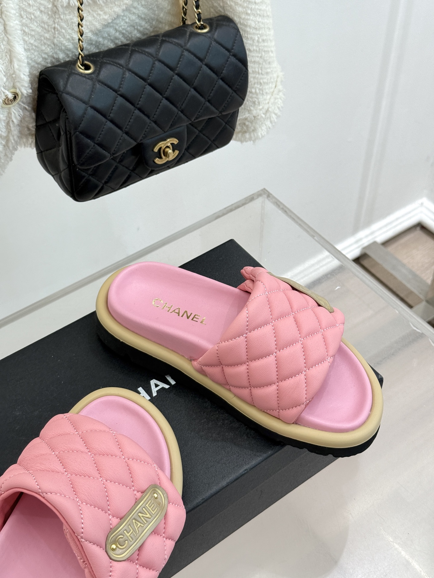 CHANE* ｜小香经典字母魔术贴菱格面包厚底懒人拖鞋懒人必备👏穿了会上瘾的拖鞋巨软巨舒服 让你摆脱一切