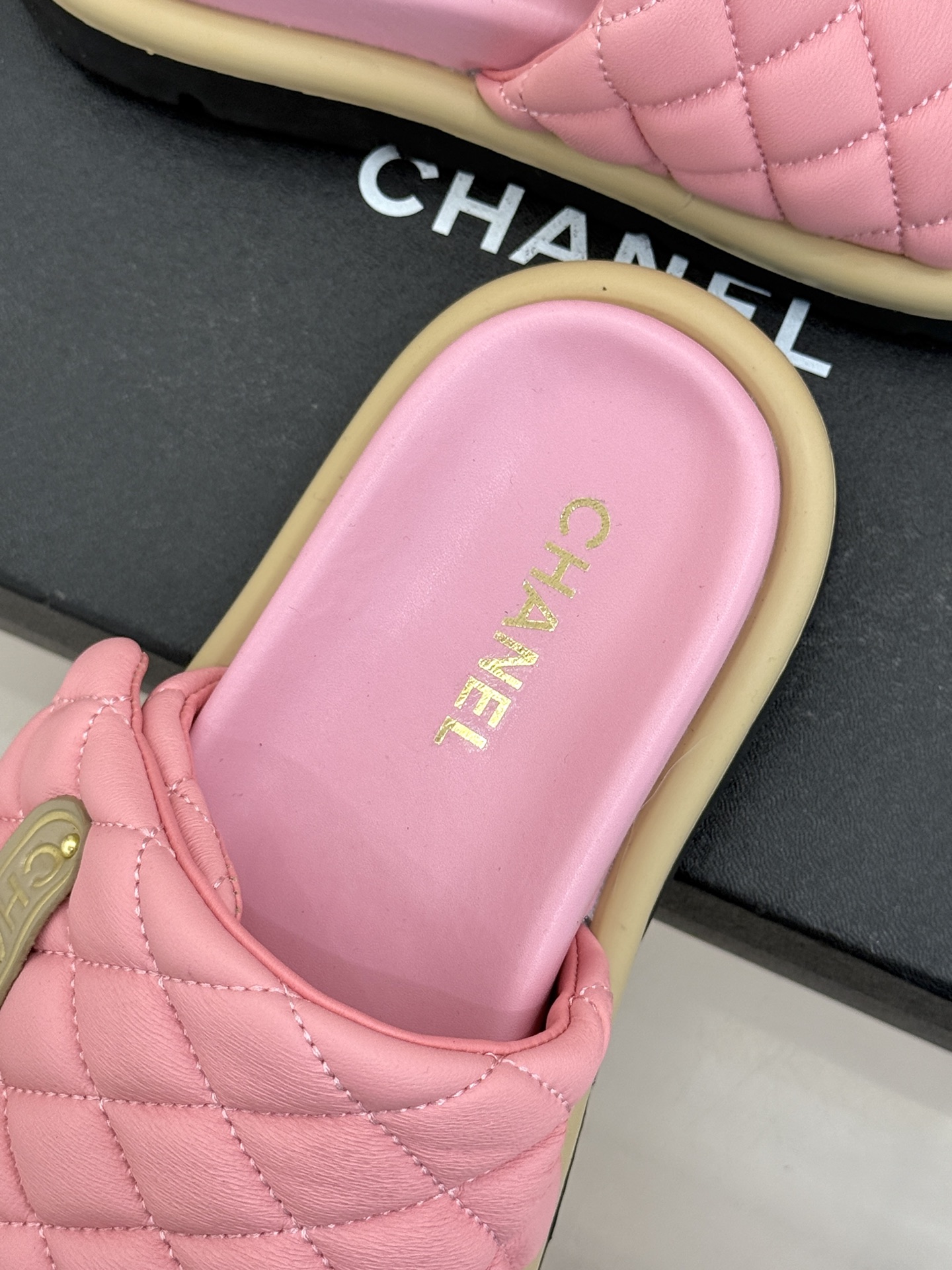 CHANE* ｜小香经典字母魔术贴菱格面包厚底懒人拖鞋懒人必备👏穿了会上瘾的拖鞋巨软巨舒服 让你摆脱一切