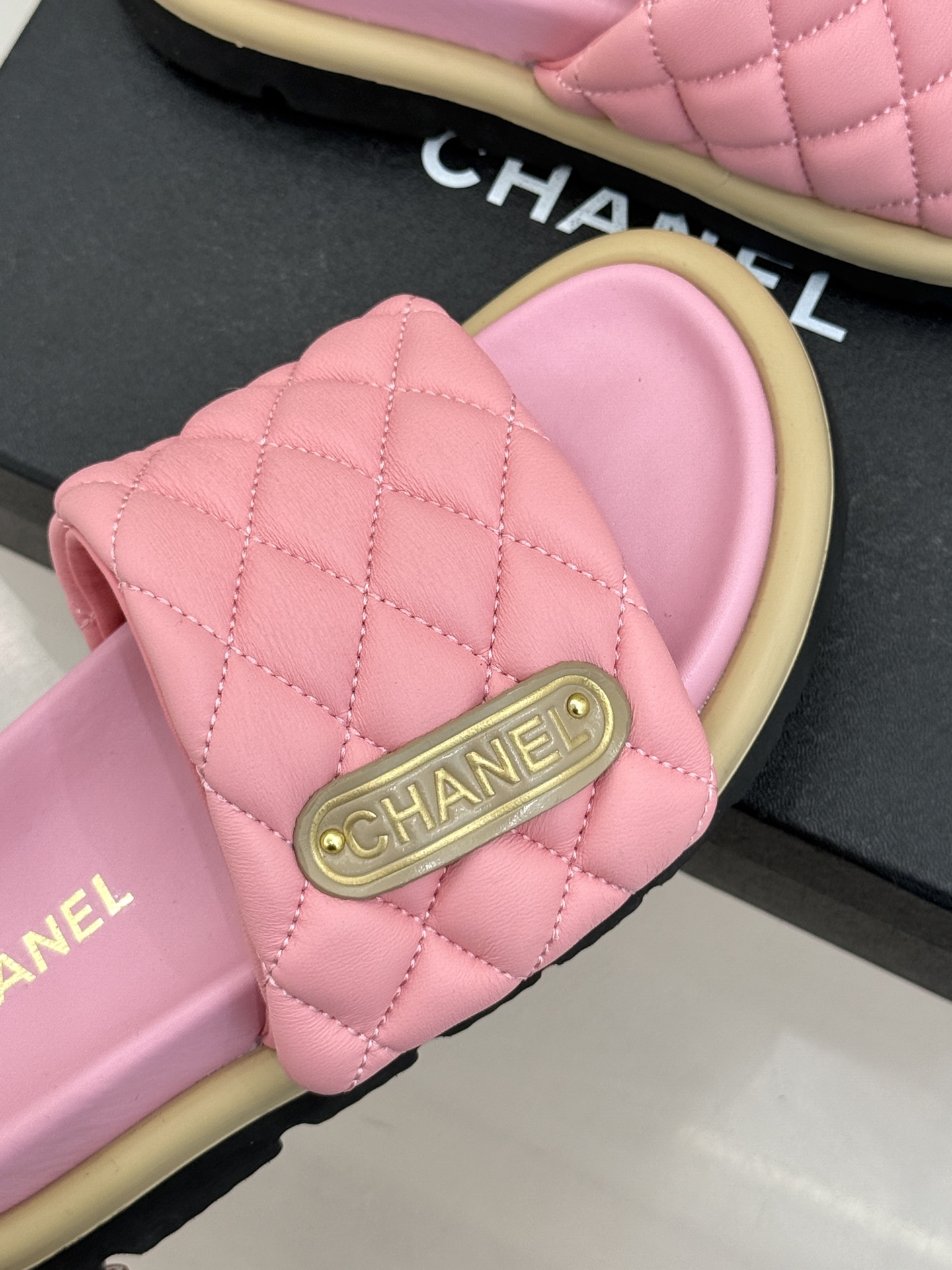 CHANE* ｜小香经典字母魔术贴菱格面包厚底懒人拖鞋懒人必备👏穿了会上瘾的拖鞋巨软巨舒服 让你摆脱一切