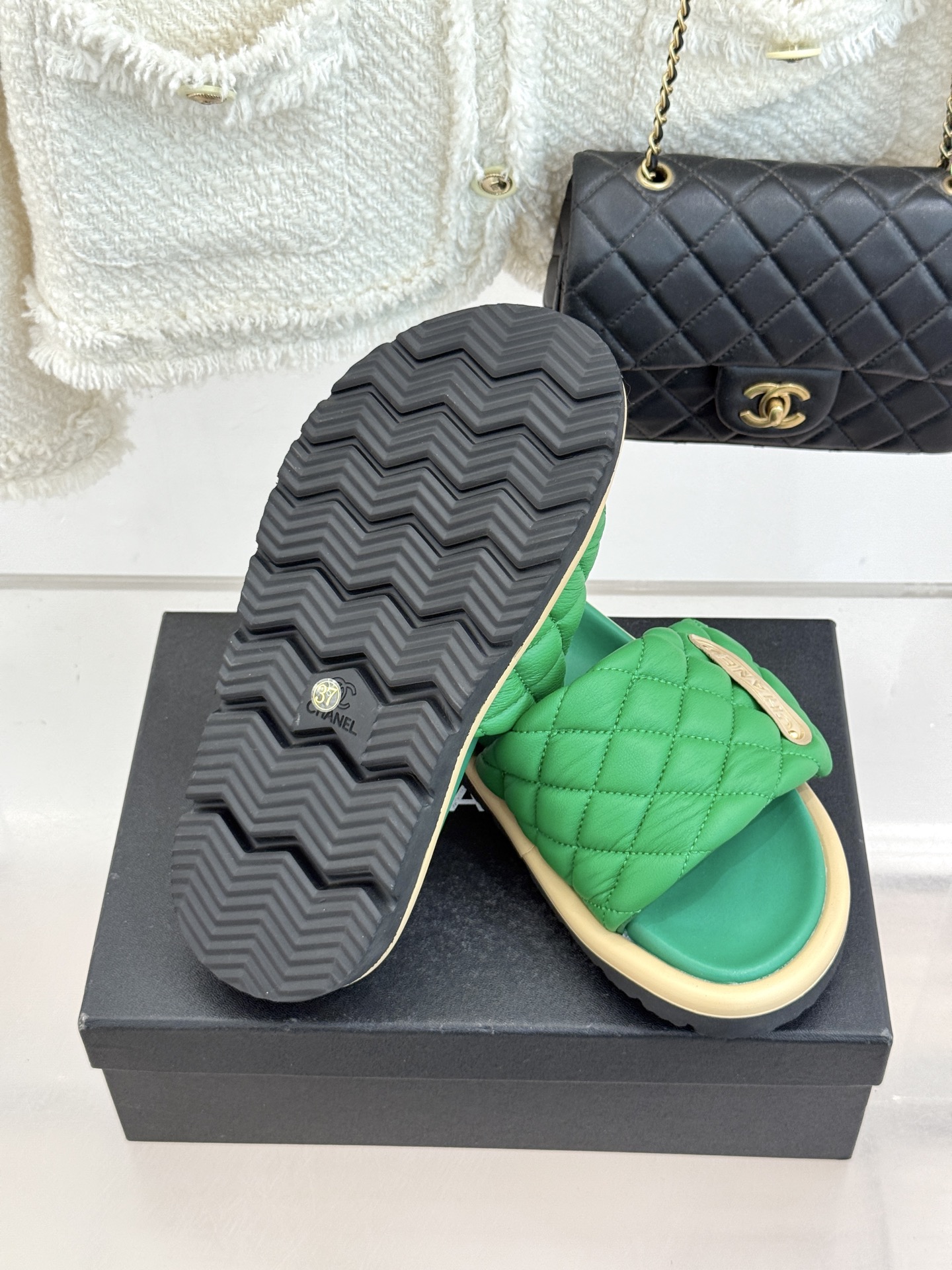 CHANE* ｜小香经典字母魔术贴菱格面包厚底懒人拖鞋懒人必备👏穿了会上瘾的拖鞋巨软巨舒服 让你摆脱一切