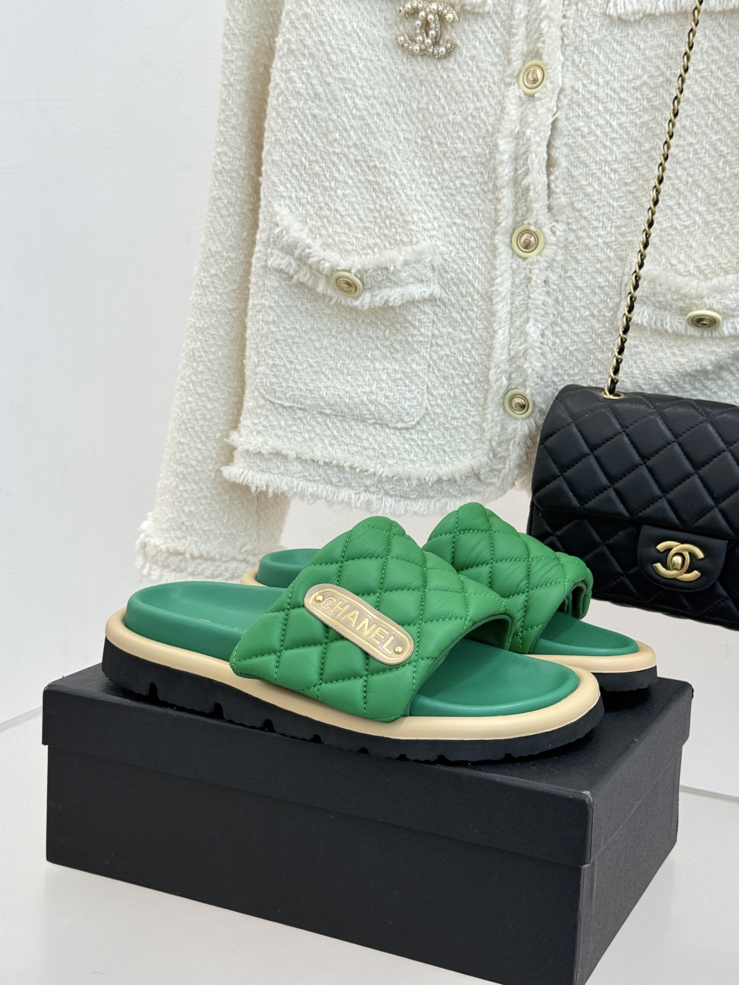 CHANE* ｜小香经典字母魔术贴菱格面包厚底懒人拖鞋懒人必备👏穿了会上瘾的拖鞋巨软巨舒服 让你摆脱一切