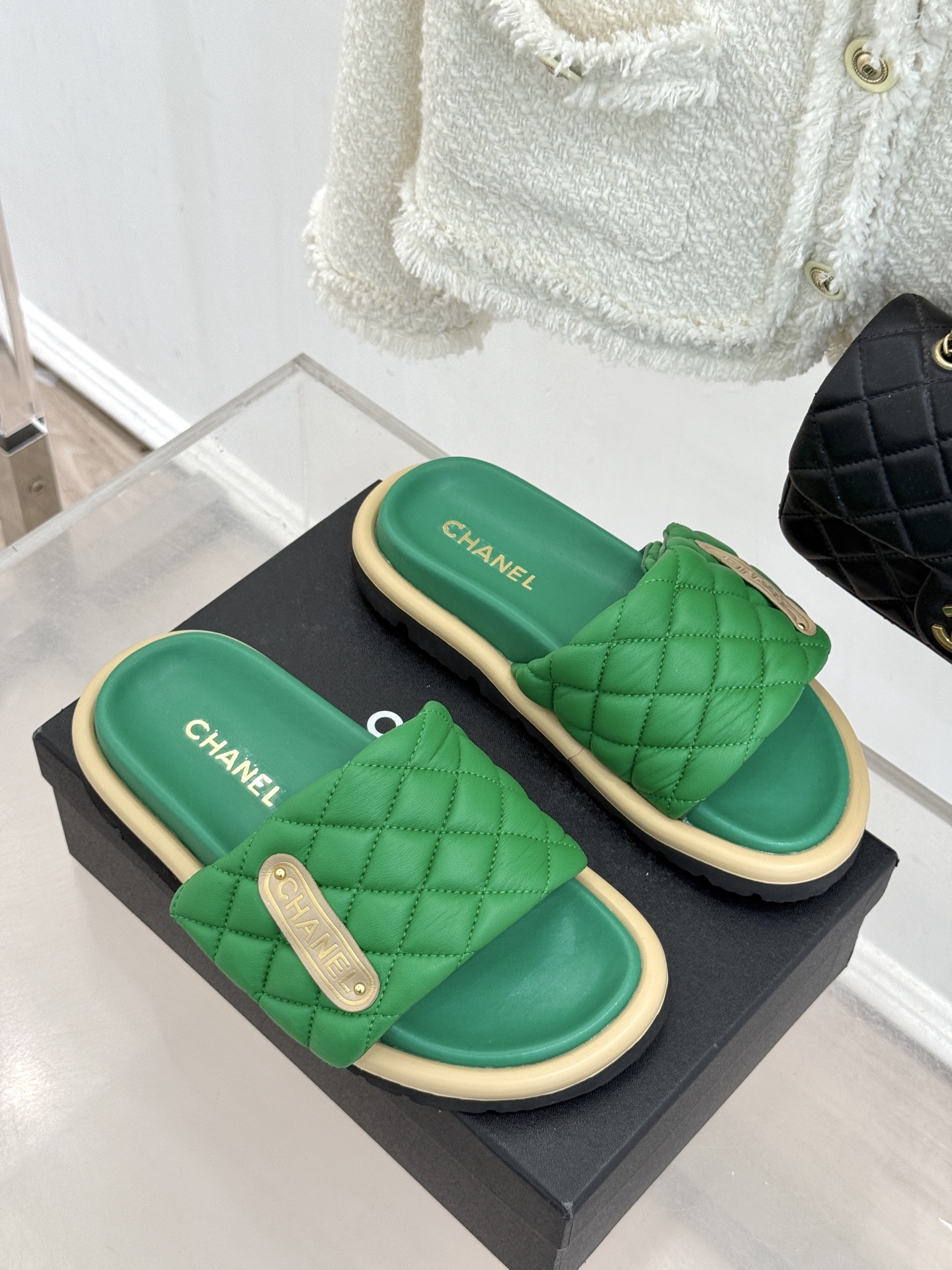 CHANE* ｜小香经典字母魔术贴菱格面包厚底懒人拖鞋懒人必备👏穿了会上瘾的拖鞋巨软巨舒服 让你摆脱一切