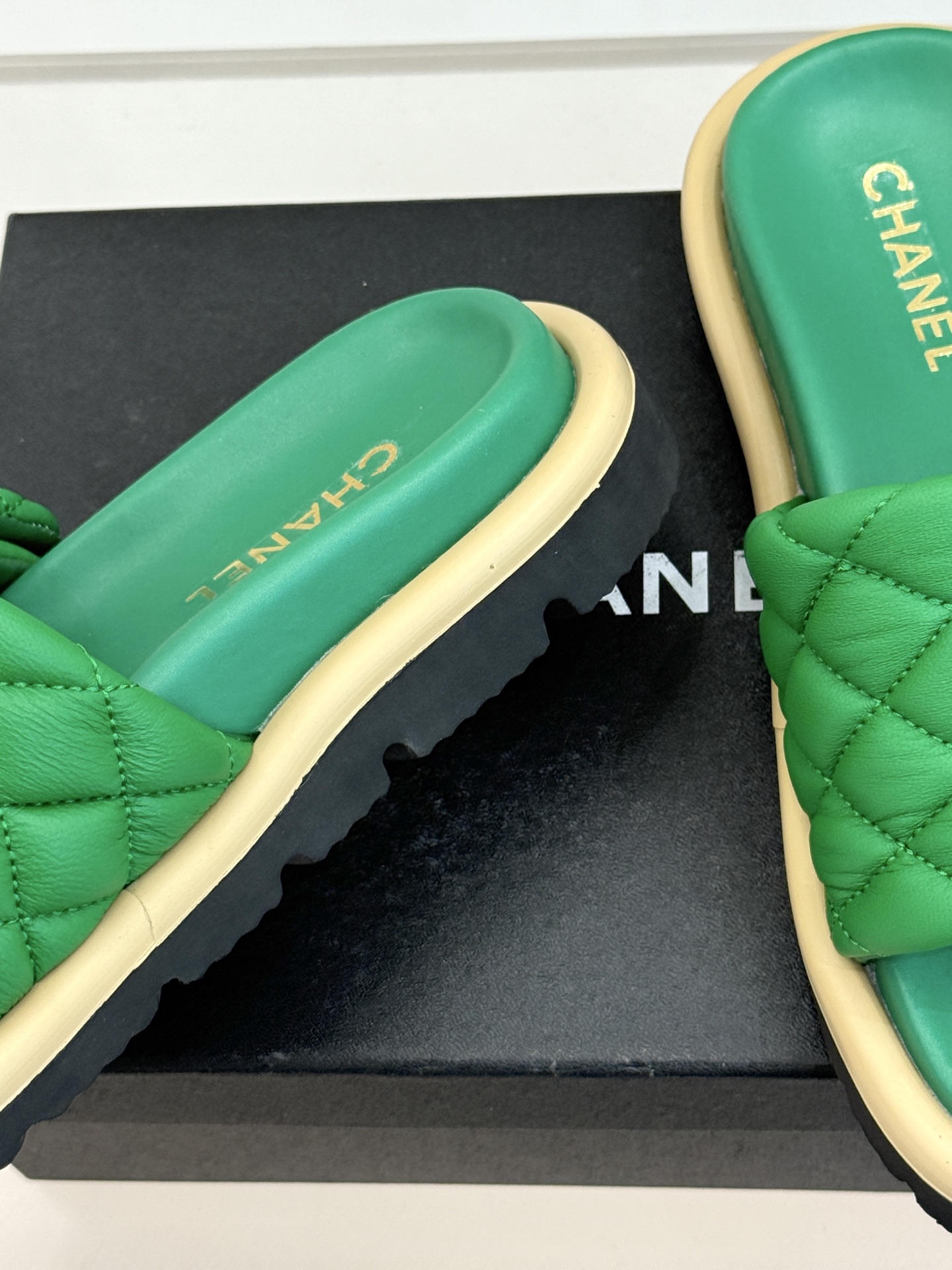 CHANE* ｜小香经典字母魔术贴菱格面包厚底懒人拖鞋懒人必备👏穿了会上瘾的拖鞋巨软巨舒服 让你摆脱一切