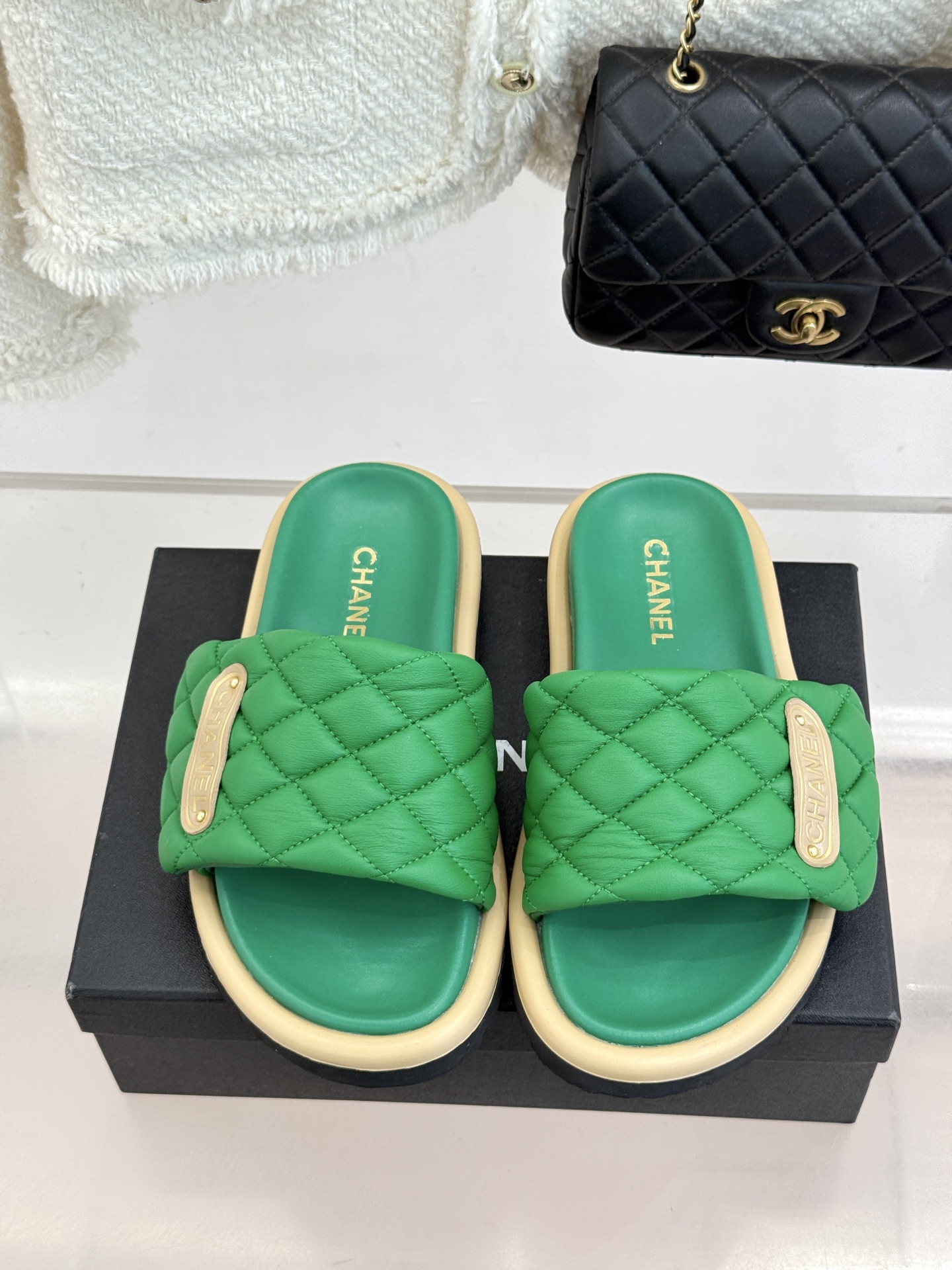 CHANE* ｜小香经典字母魔术贴菱格面包厚底懒人拖鞋懒人必备👏穿了会上瘾的拖鞋巨软巨舒服 让你摆脱一切