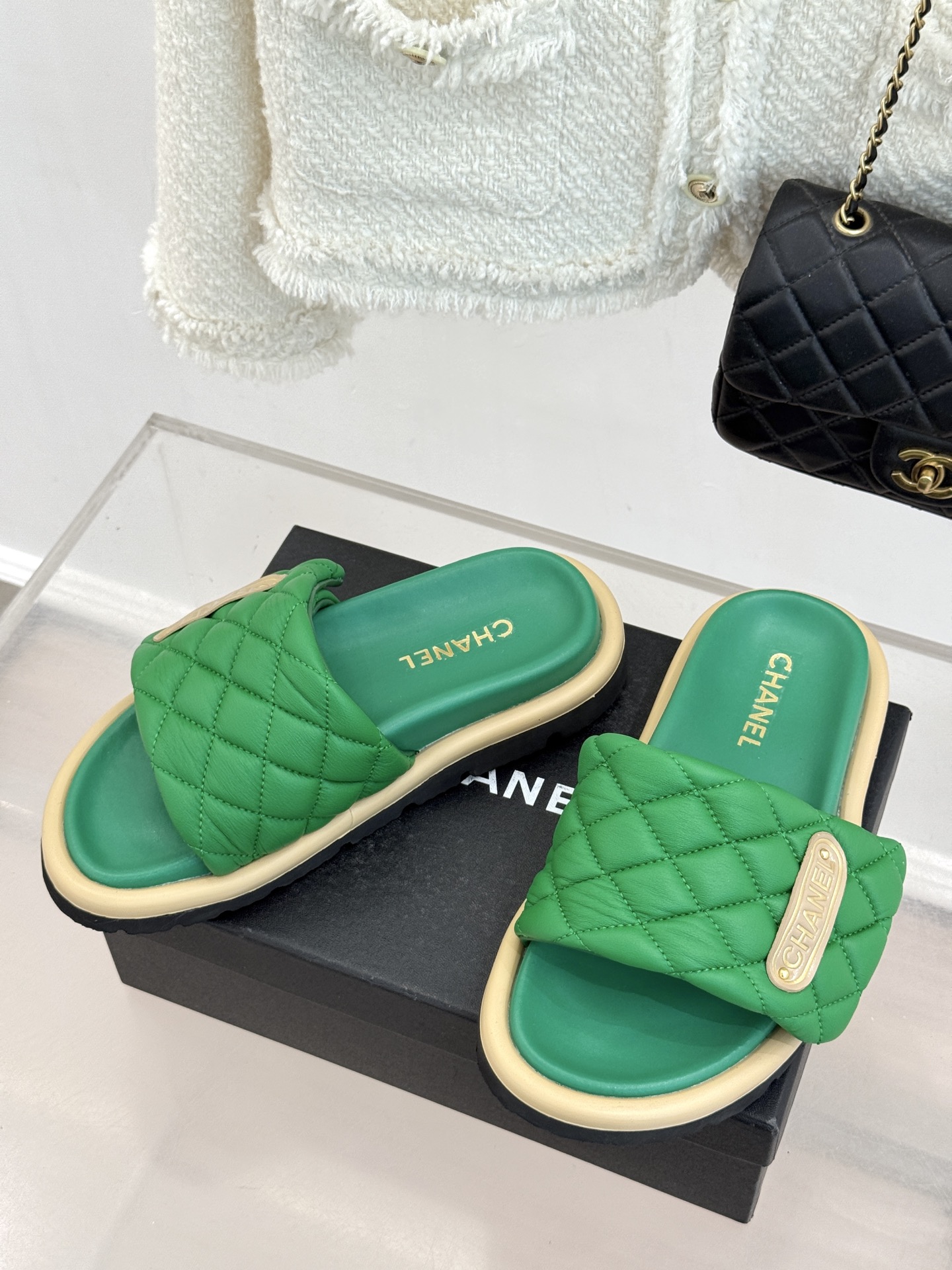 CHANE* ｜小香经典字母魔术贴菱格面包厚底懒人拖鞋懒人必备👏穿了会上瘾的拖鞋巨软巨舒服 让你摆脱一切