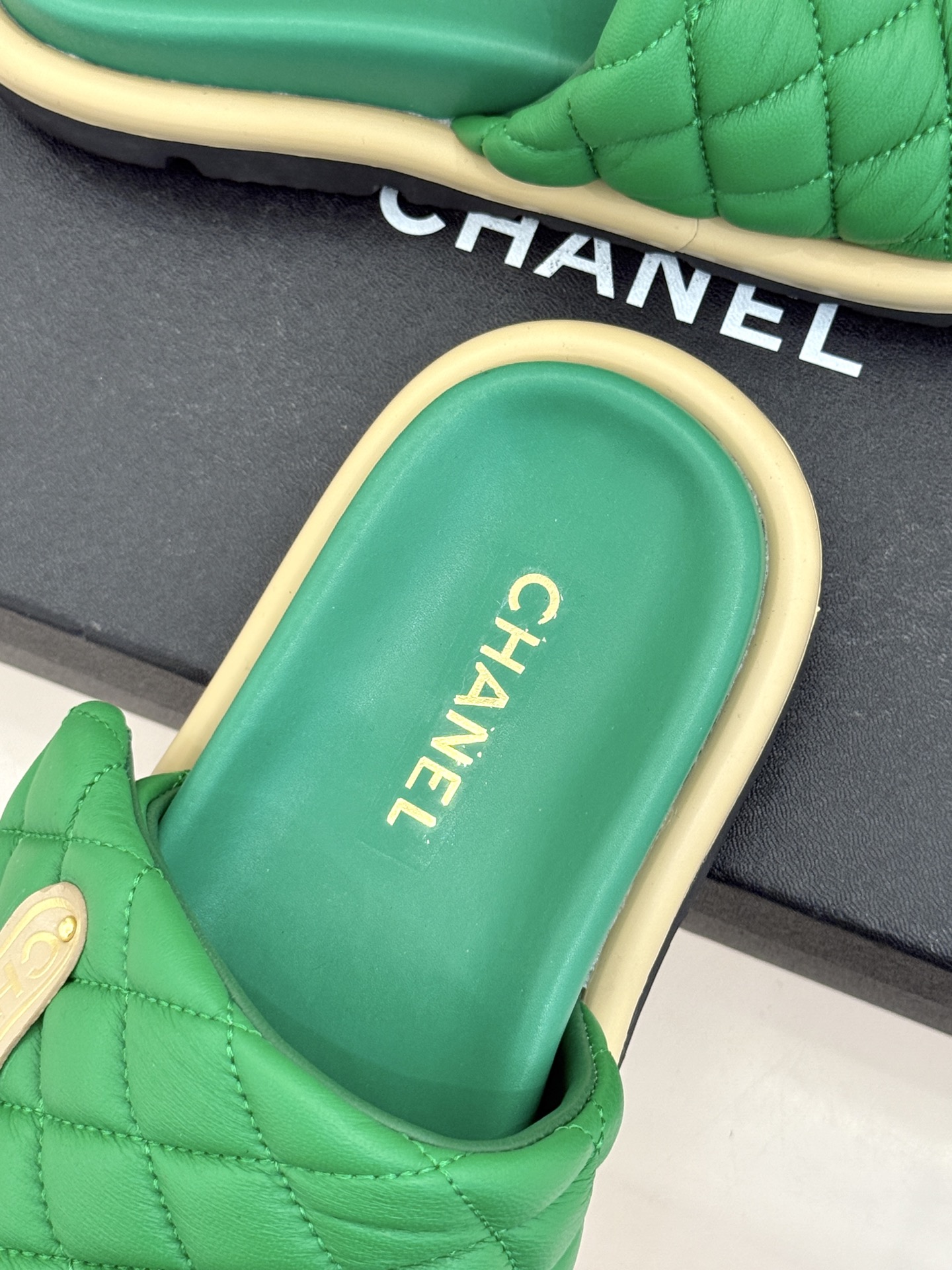 CHANE* ｜小香经典字母魔术贴菱格面包厚底懒人拖鞋懒人必备👏穿了会上瘾的拖鞋巨软巨舒服 让你摆脱一切