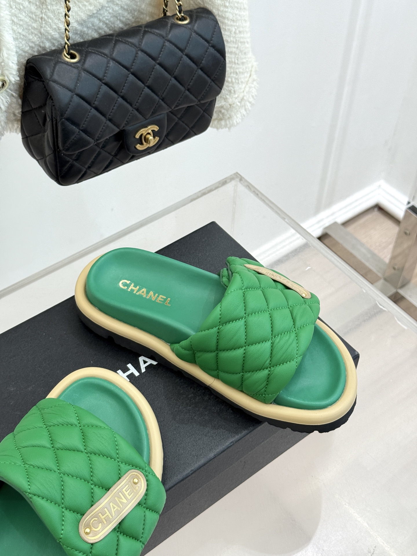 CHANE* ｜小香经典字母魔术贴菱格面包厚底懒人拖鞋懒人必备👏穿了会上瘾的拖鞋巨软巨舒服 让你摆脱一切