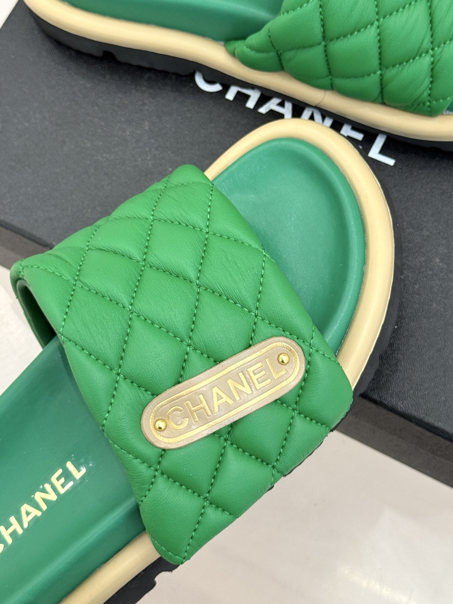 CHANE* ｜小香经典字母魔术贴菱格面包厚底懒人拖鞋懒人必备👏穿了会上瘾的拖鞋巨软巨舒服 让你摆脱一切