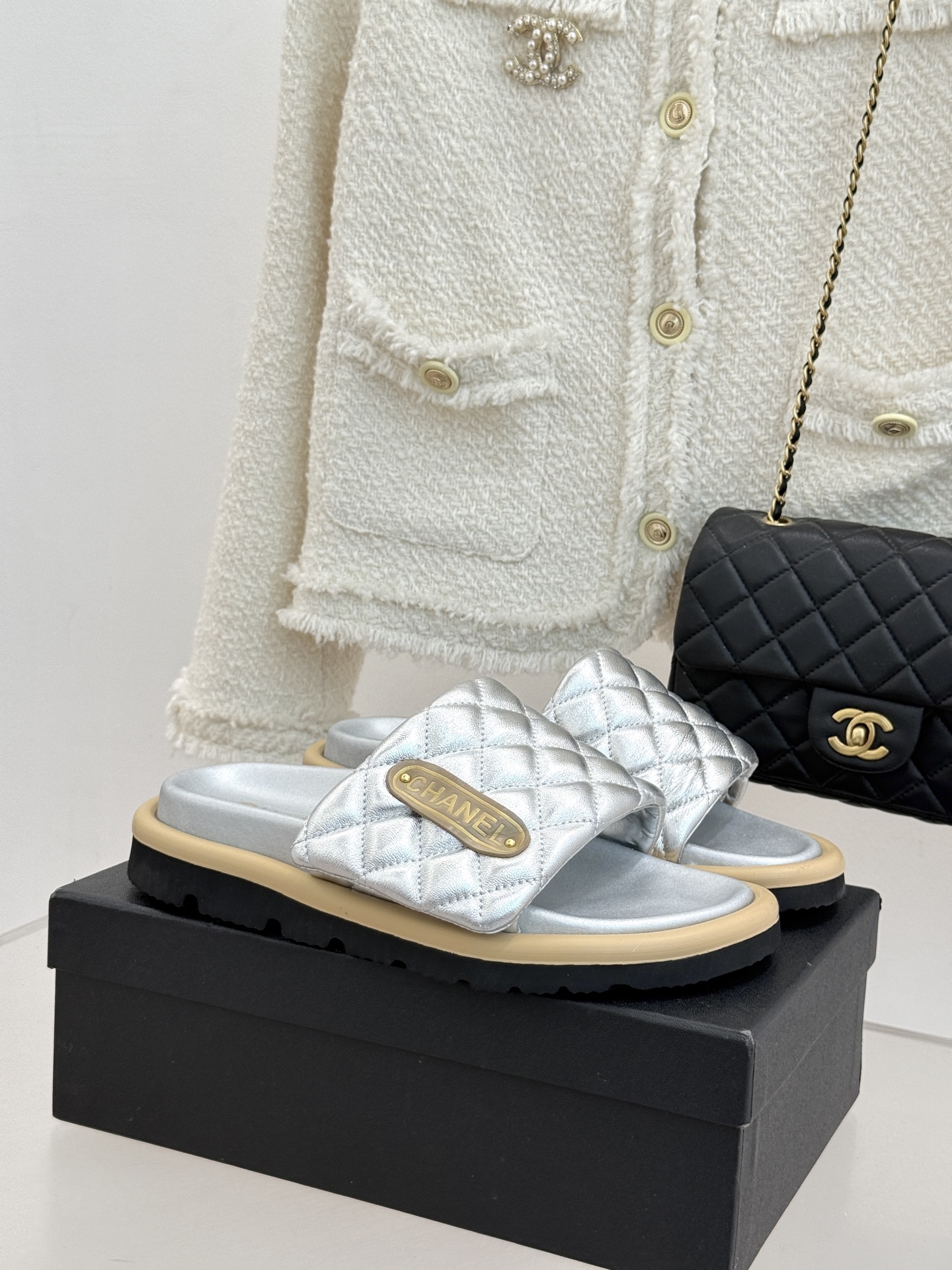 CHANE* ｜小香经典字母魔术贴菱格面包厚底懒人拖鞋懒人必备👏穿了会上瘾的拖鞋巨软巨舒服 让你摆脱一切