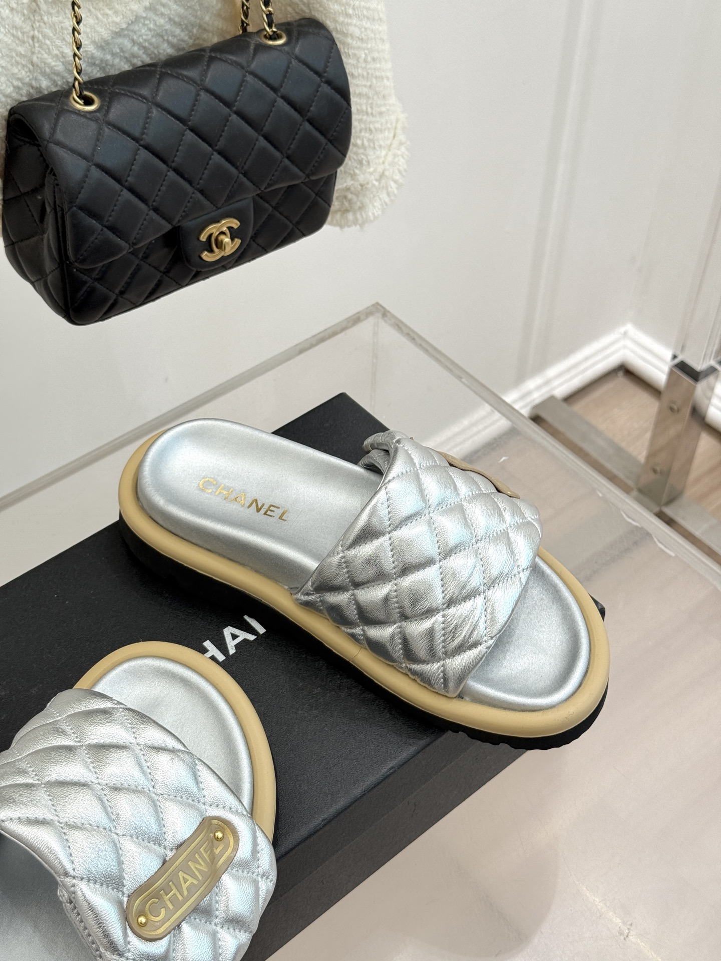 CHANE* ｜小香经典字母魔术贴菱格面包厚底懒人拖鞋懒人必备👏穿了会上瘾的拖鞋巨软巨舒服 让你摆脱一切