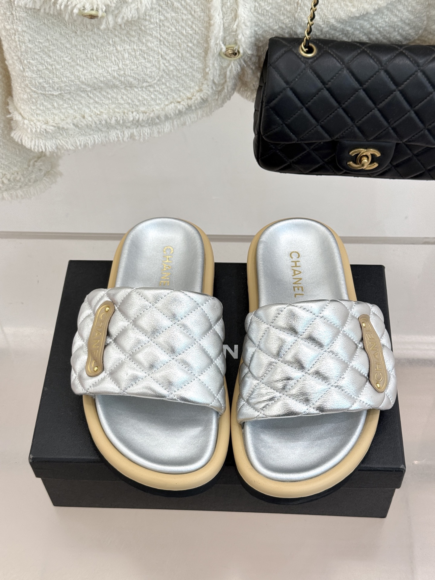 CHANE* ｜小香经典字母魔术贴菱格面包厚底懒人拖鞋懒人必备👏穿了会上瘾的拖鞋巨软巨舒服 让你摆脱一切