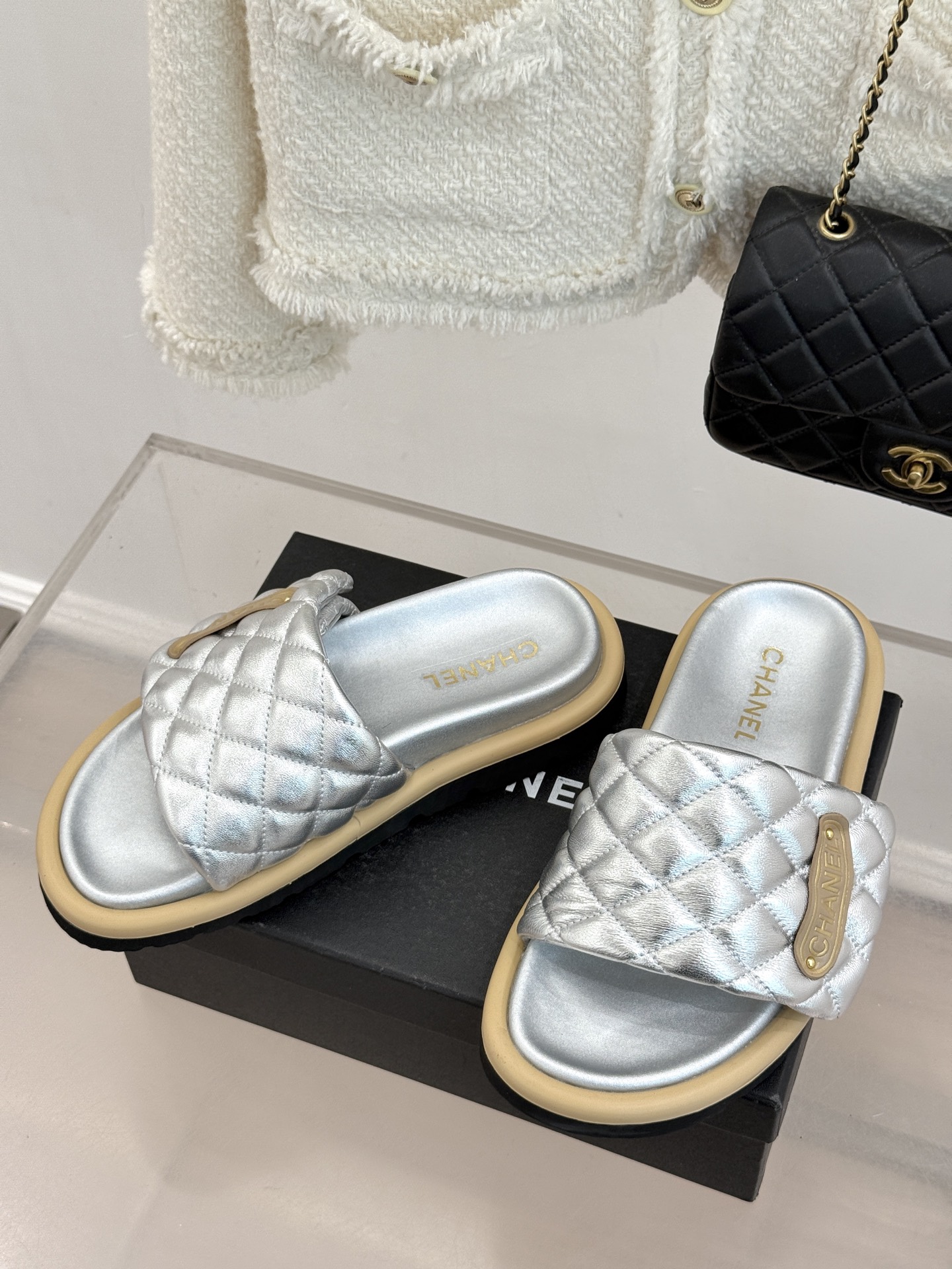 CHANE* ｜小香经典字母魔术贴菱格面包厚底懒人拖鞋懒人必备👏穿了会上瘾的拖鞋巨软巨舒服 让你摆脱一切