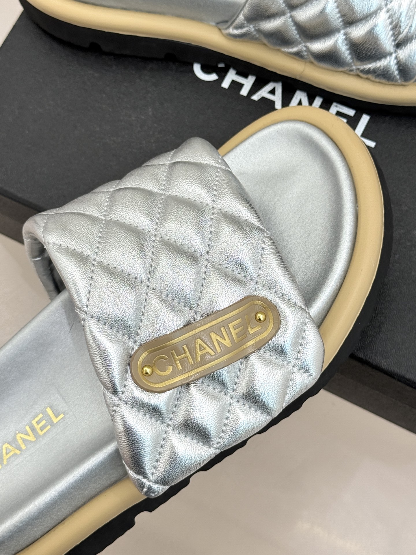 CHANE* ｜小香经典字母魔术贴菱格面包厚底懒人拖鞋懒人必备👏穿了会上瘾的拖鞋巨软巨舒服 让你摆脱一切