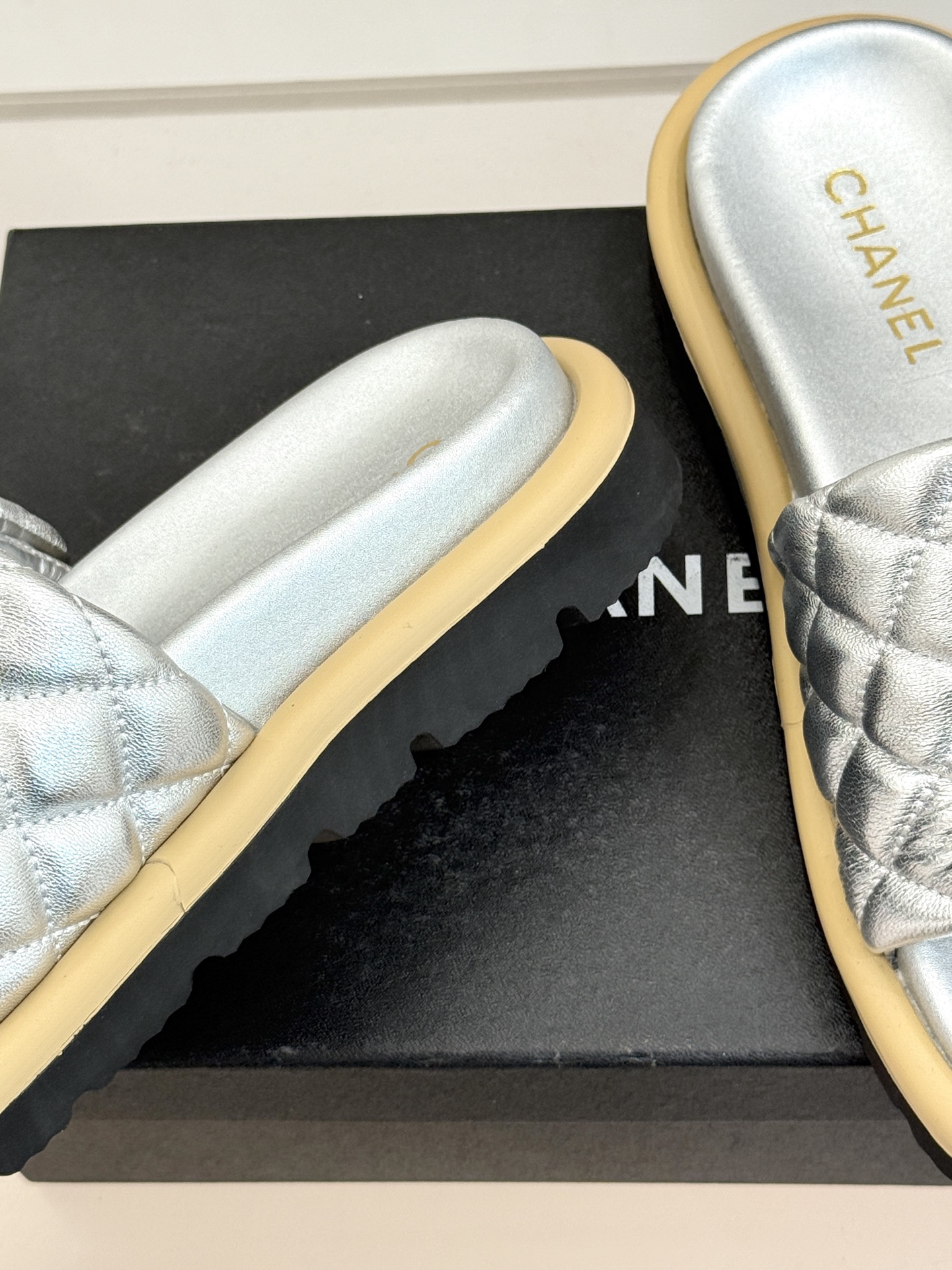 CHANE* ｜小香经典字母魔术贴菱格面包厚底懒人拖鞋懒人必备👏穿了会上瘾的拖鞋巨软巨舒服 让你摆脱一切