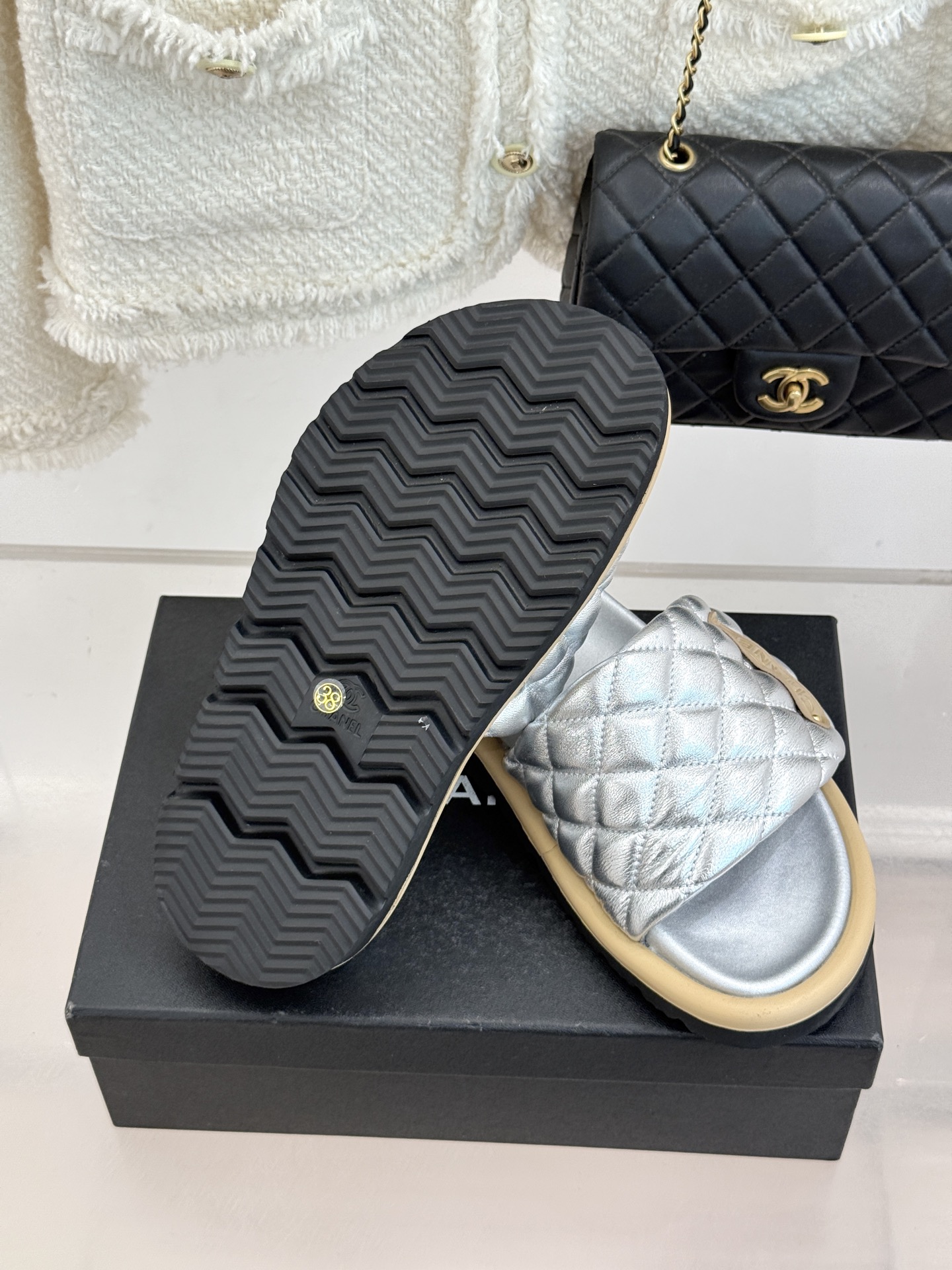 CHANE* ｜小香经典字母魔术贴菱格面包厚底懒人拖鞋懒人必备👏穿了会上瘾的拖鞋巨软巨舒服 让你摆脱一切