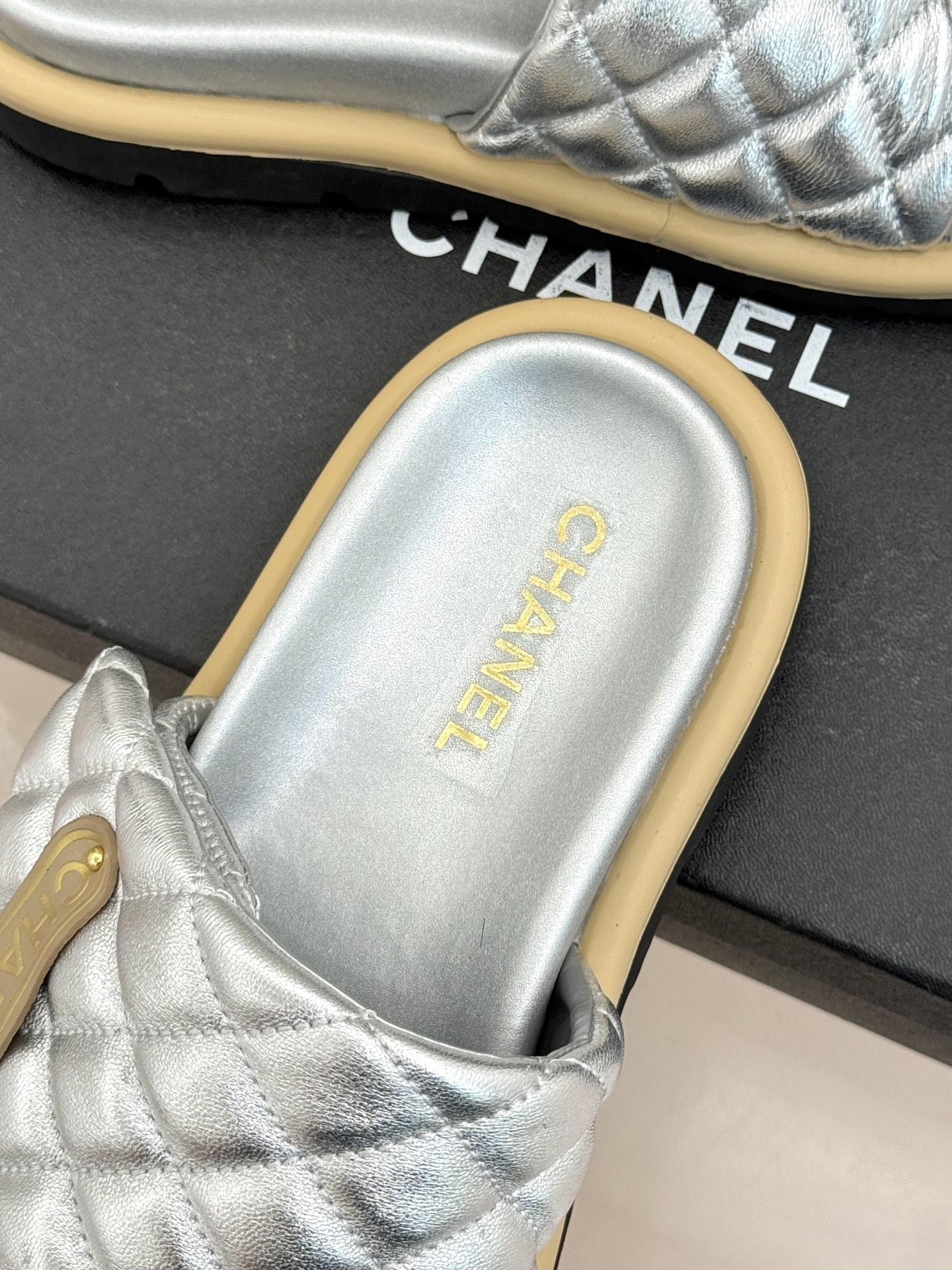 CHANE* ｜小香经典字母魔术贴菱格面包厚底懒人拖鞋懒人必备👏穿了会上瘾的拖鞋巨软巨舒服 让你摆脱一切