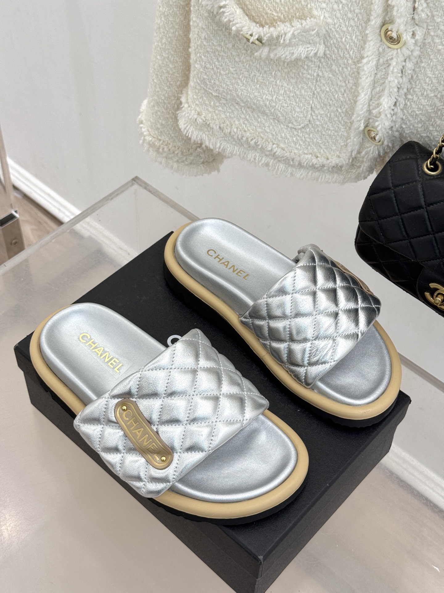 CHANE* ｜小香经典字母魔术贴菱格面包厚底懒人拖鞋懒人必备👏穿了会上瘾的拖鞋巨软巨舒服 让你摆脱一切