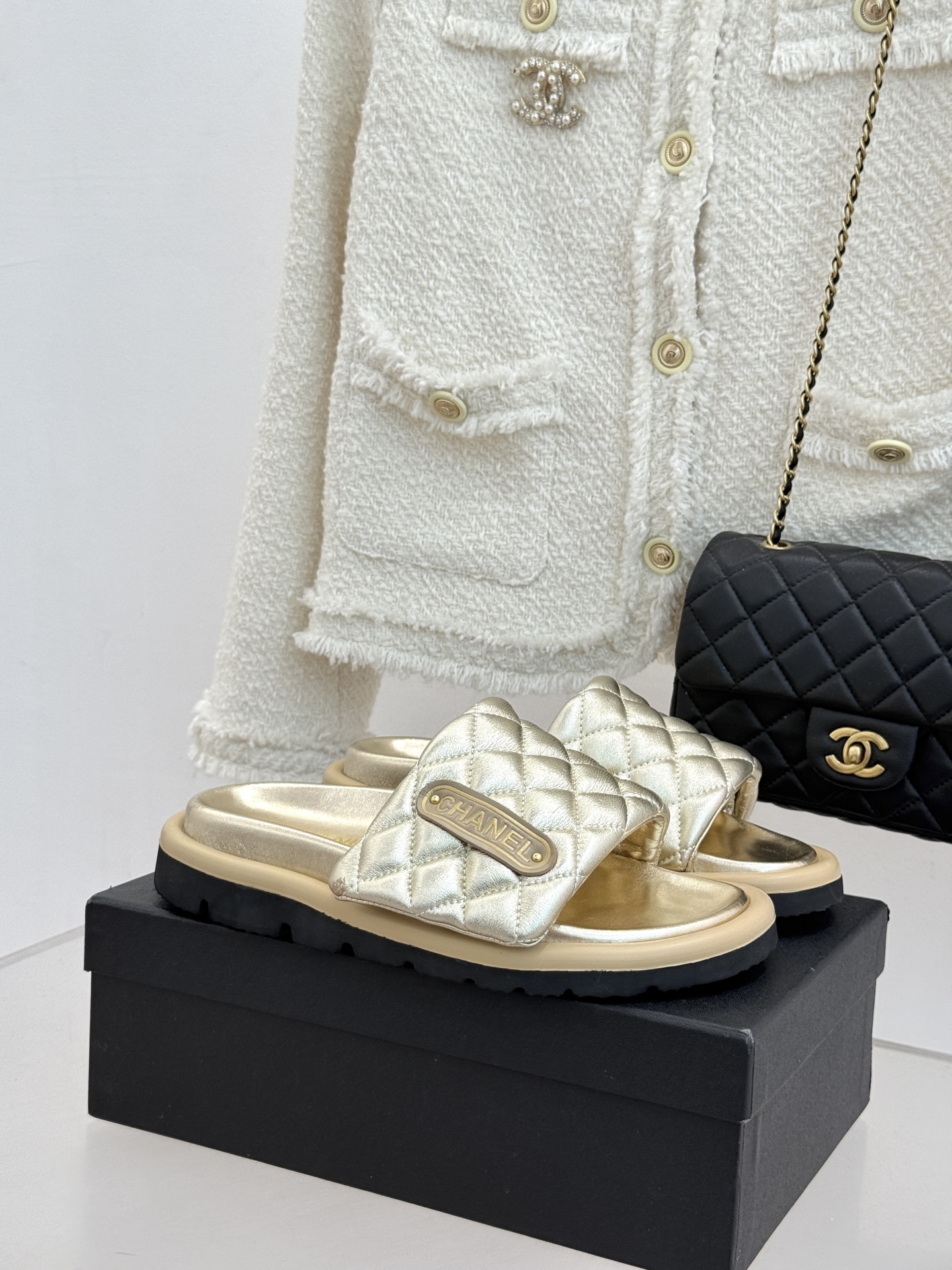 CHANE* ｜小香经典字母魔术贴菱格面包厚底懒人拖鞋懒人必备👏穿了会上瘾的拖鞋巨软巨舒服 让你摆脱一切