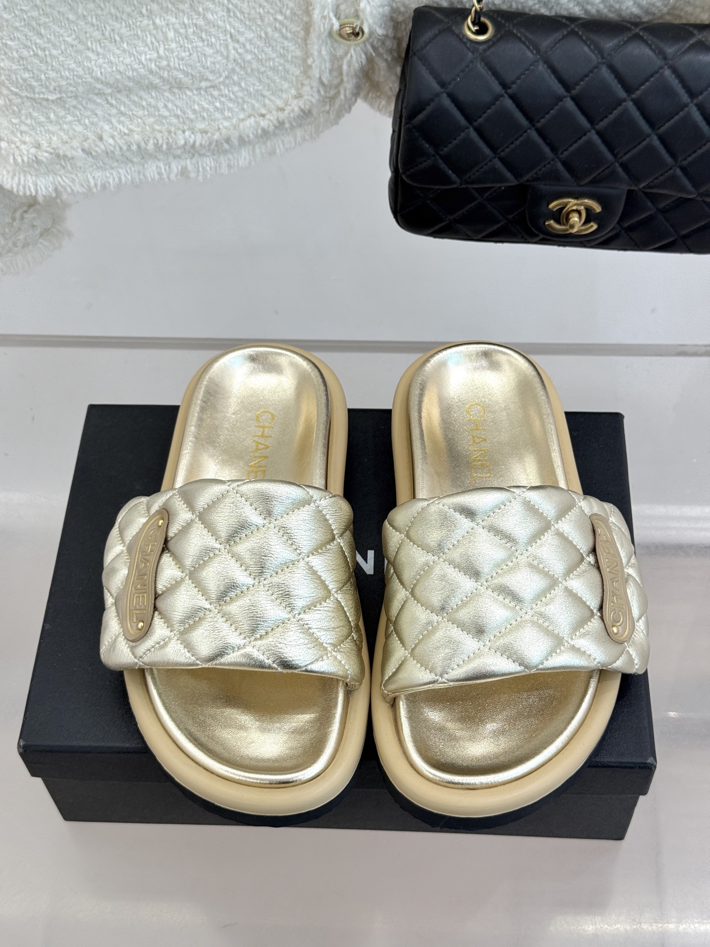 CHANE* ｜小香经典字母魔术贴菱格面包厚底懒人拖鞋懒人必备👏穿了会上瘾的拖鞋巨软巨舒服 让你摆脱一切