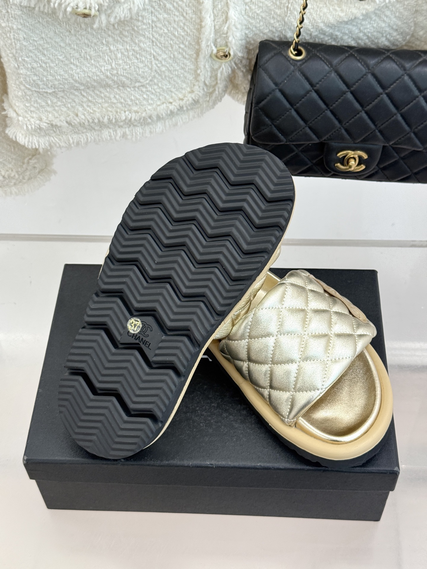 CHANE* ｜小香经典字母魔术贴菱格面包厚底懒人拖鞋懒人必备👏穿了会上瘾的拖鞋巨软巨舒服 让你摆脱一切