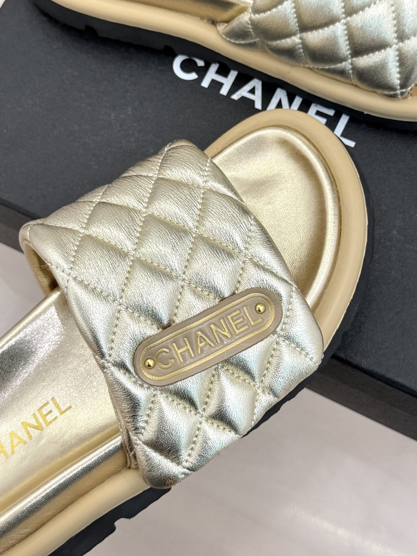 CHANE* ｜小香经典字母魔术贴菱格面包厚底懒人拖鞋懒人必备👏穿了会上瘾的拖鞋巨软巨舒服 让你摆脱一切