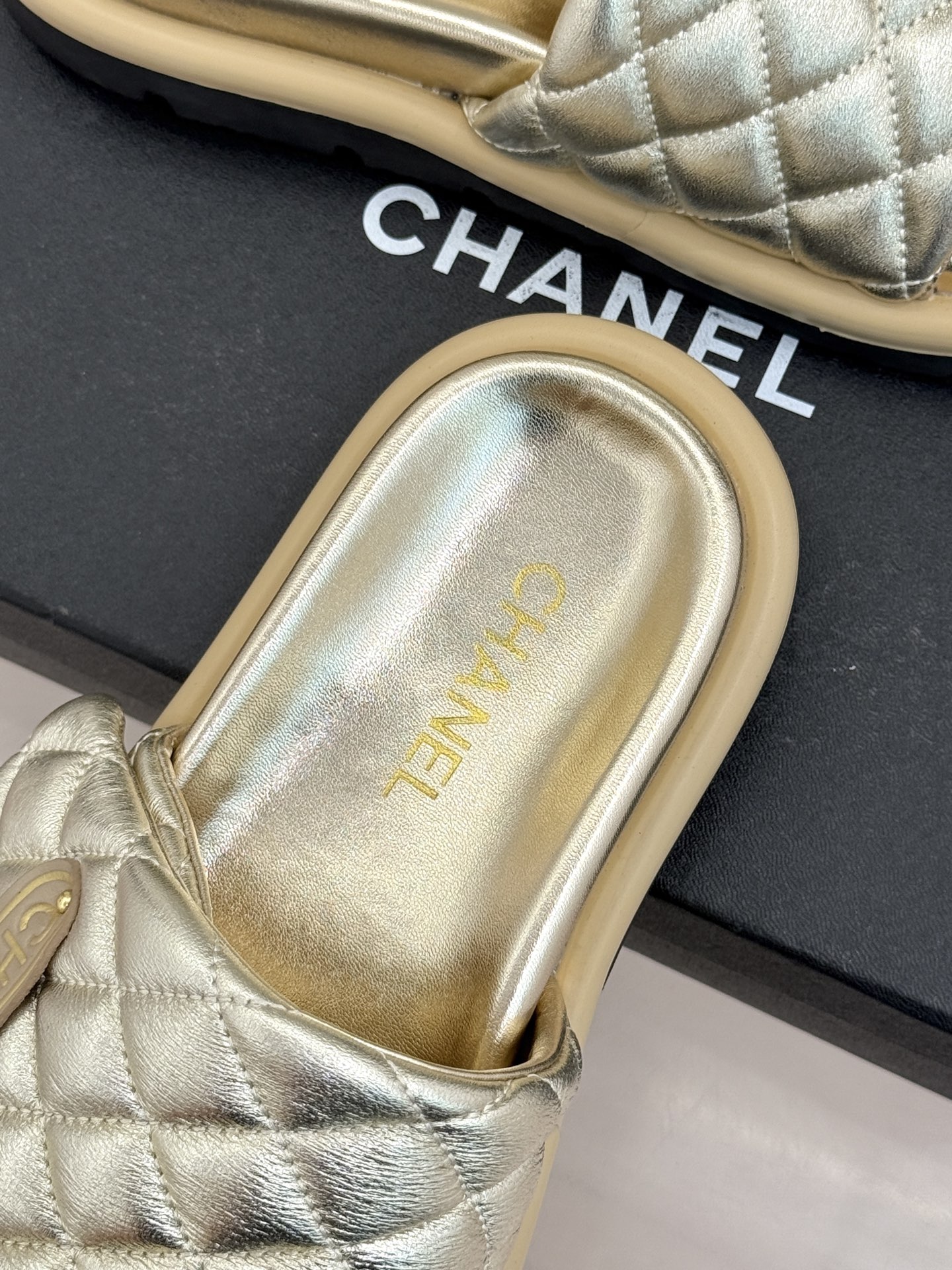 CHANE* ｜小香经典字母魔术贴菱格面包厚底懒人拖鞋懒人必备👏穿了会上瘾的拖鞋巨软巨舒服 让你摆脱一切