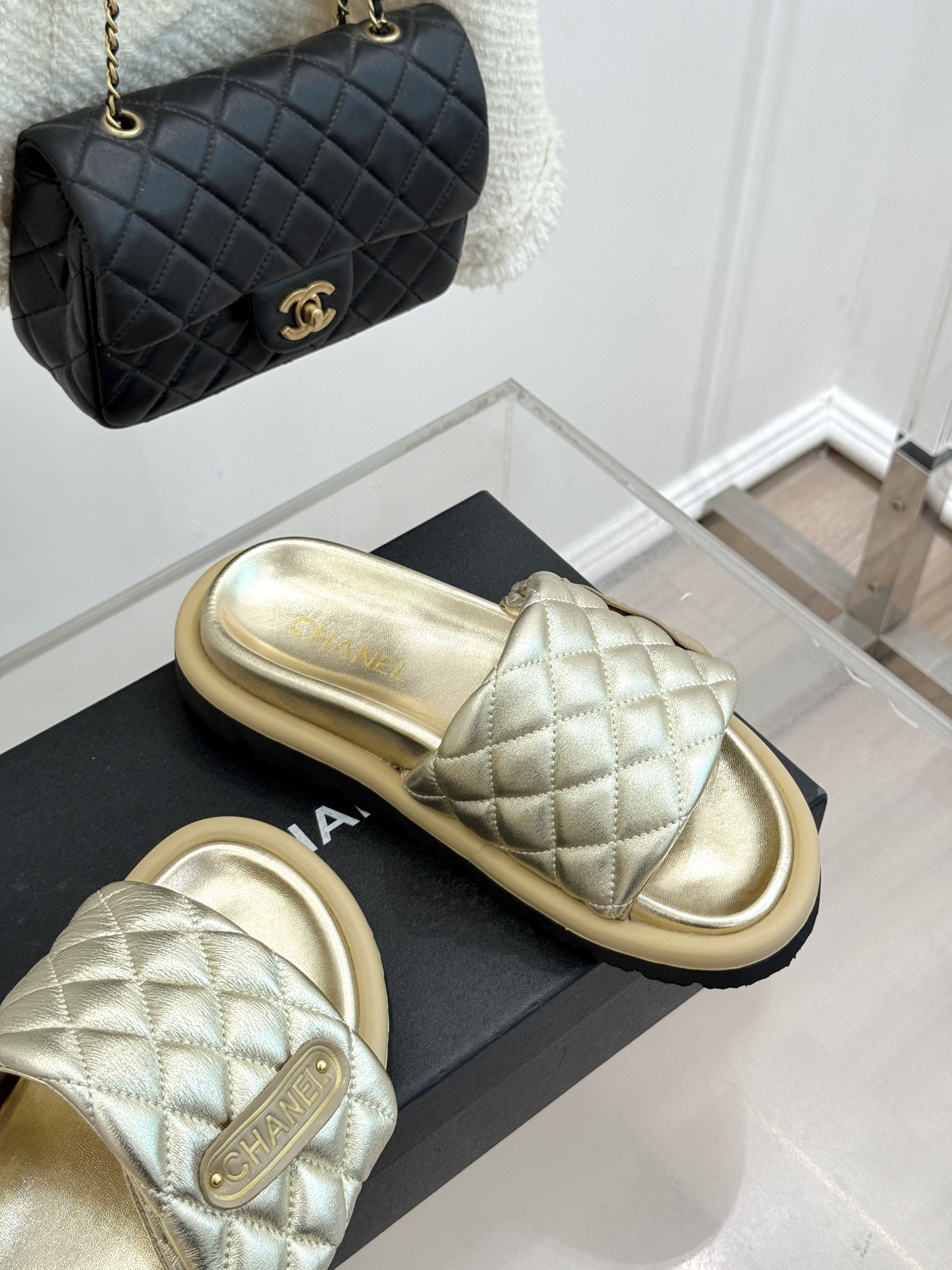 CHANE* ｜小香经典字母魔术贴菱格面包厚底懒人拖鞋懒人必备👏穿了会上瘾的拖鞋巨软巨舒服 让你摆脱一切