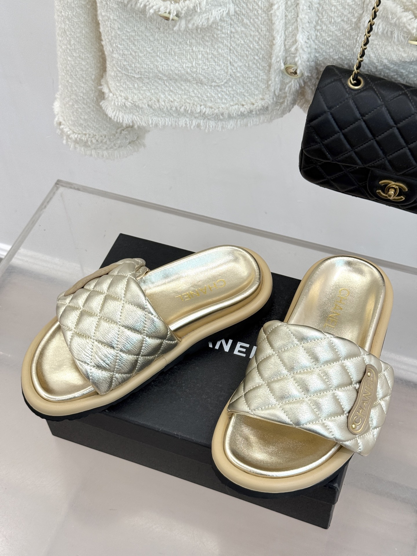 CHANE* ｜小香经典字母魔术贴菱格面包厚底懒人拖鞋懒人必备👏穿了会上瘾的拖鞋巨软巨舒服 让你摆脱一切