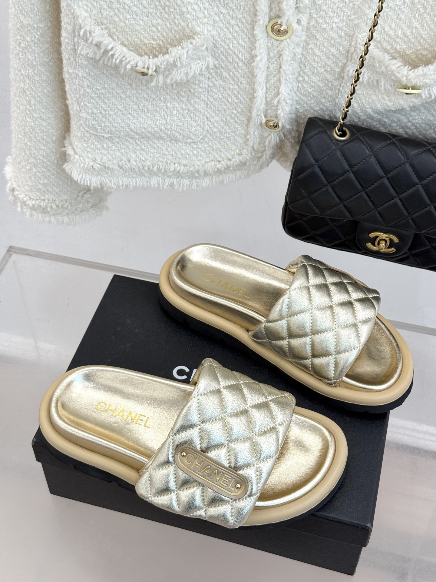 CHANE* ｜小香经典字母魔术贴菱格面包厚底懒人拖鞋懒人必备👏穿了会上瘾的拖鞋巨软巨舒服 让你摆脱一切